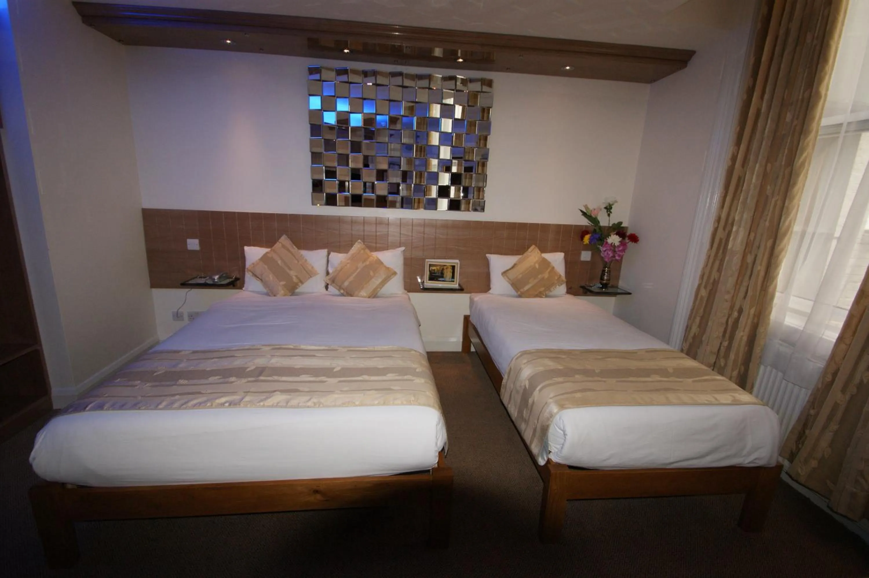 Photo of the whole room, Bed in Abbey Court Hotel - Hyde Park