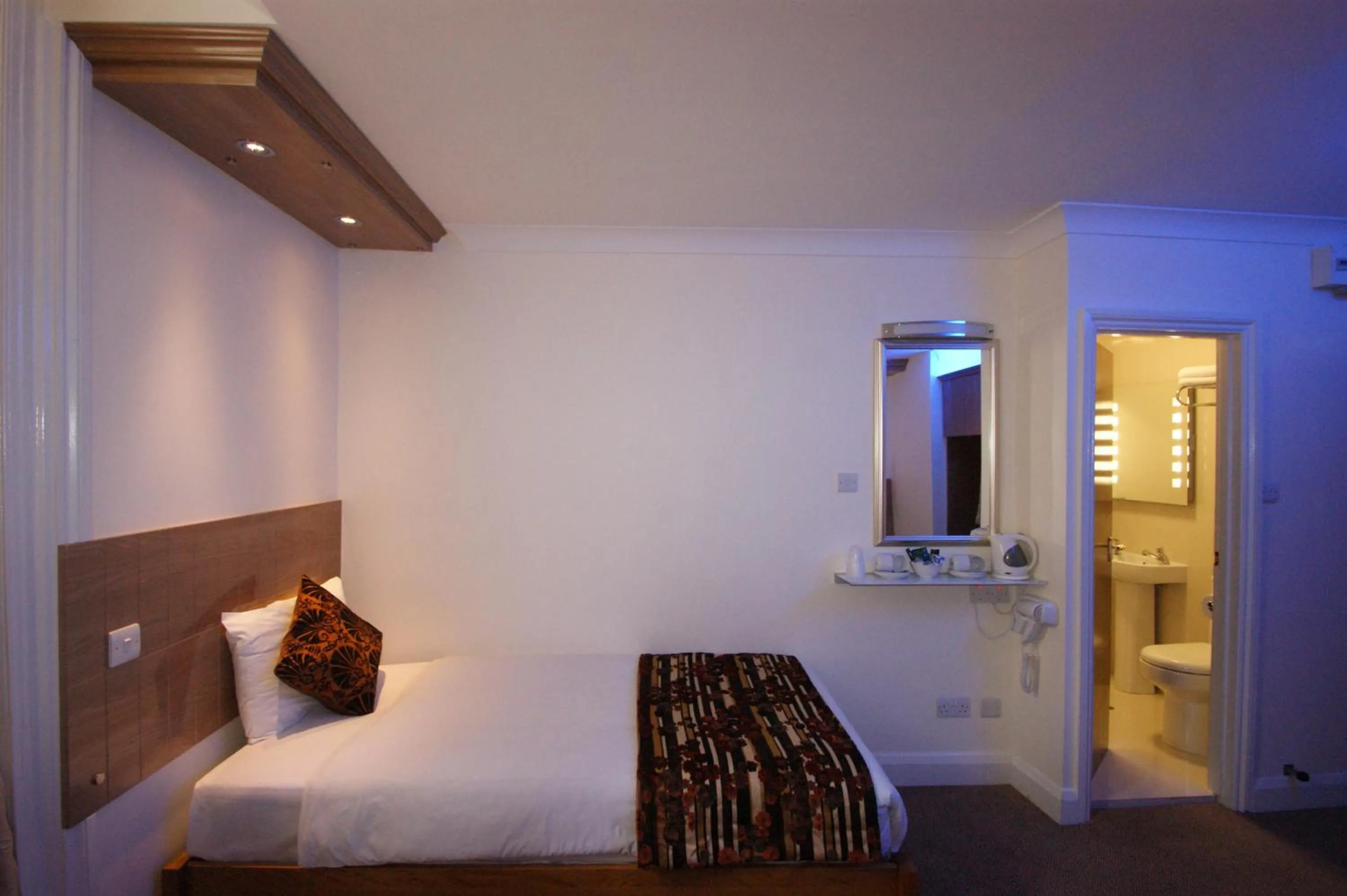 Bed in Abbey Court Hotel - Hyde Park