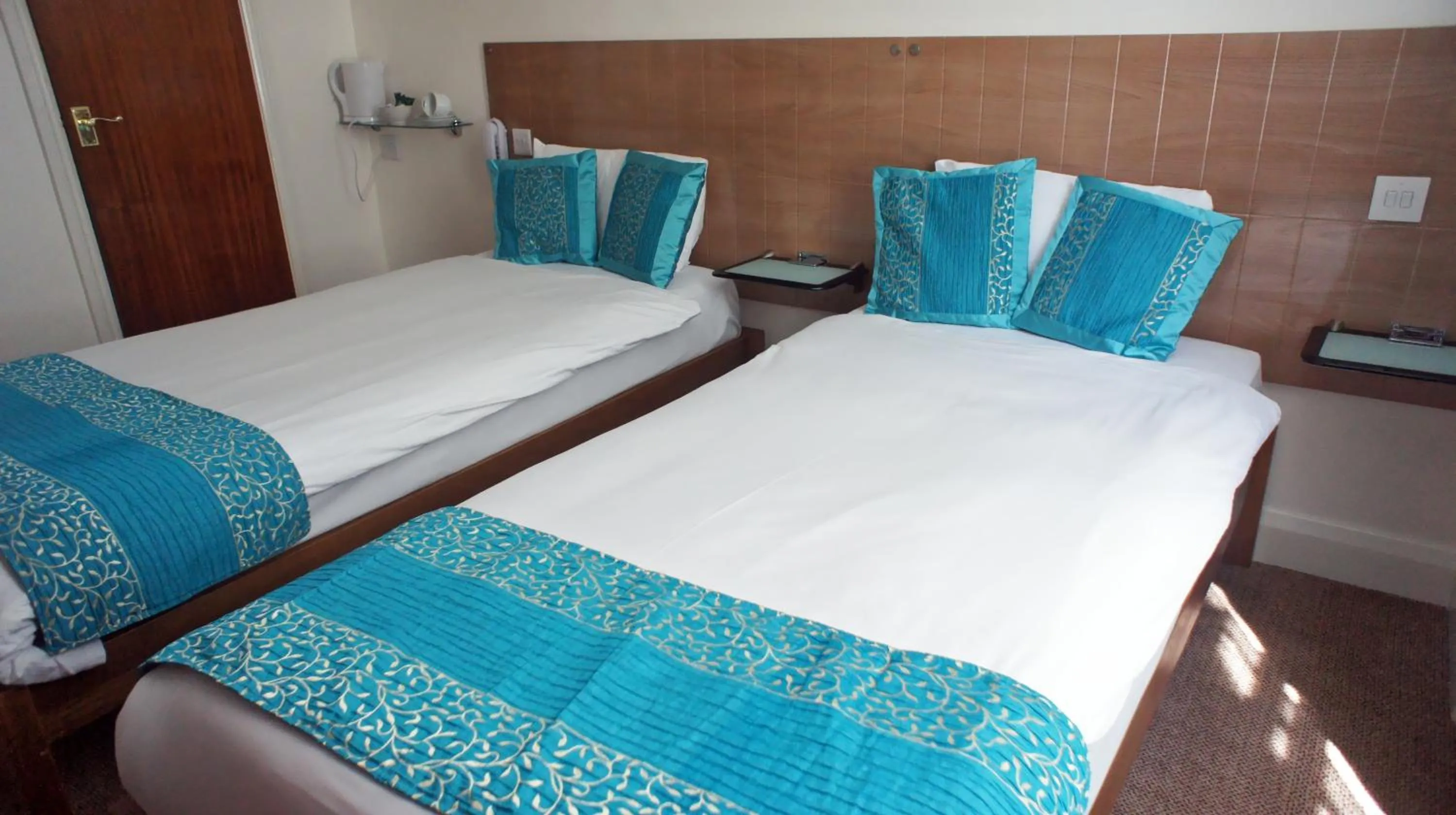 Bed in Abbey Court Hotel - Hyde Park