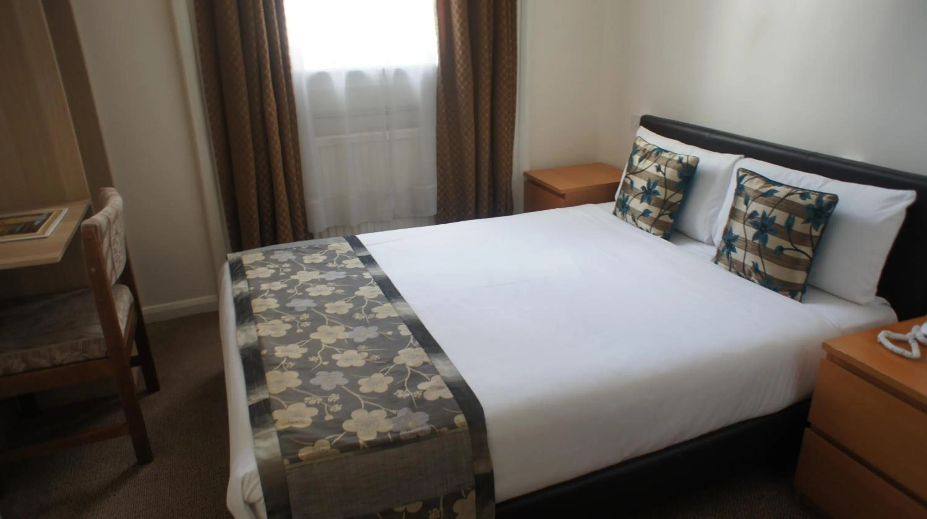 Bed in Abbey Court Hotel - Hyde Park