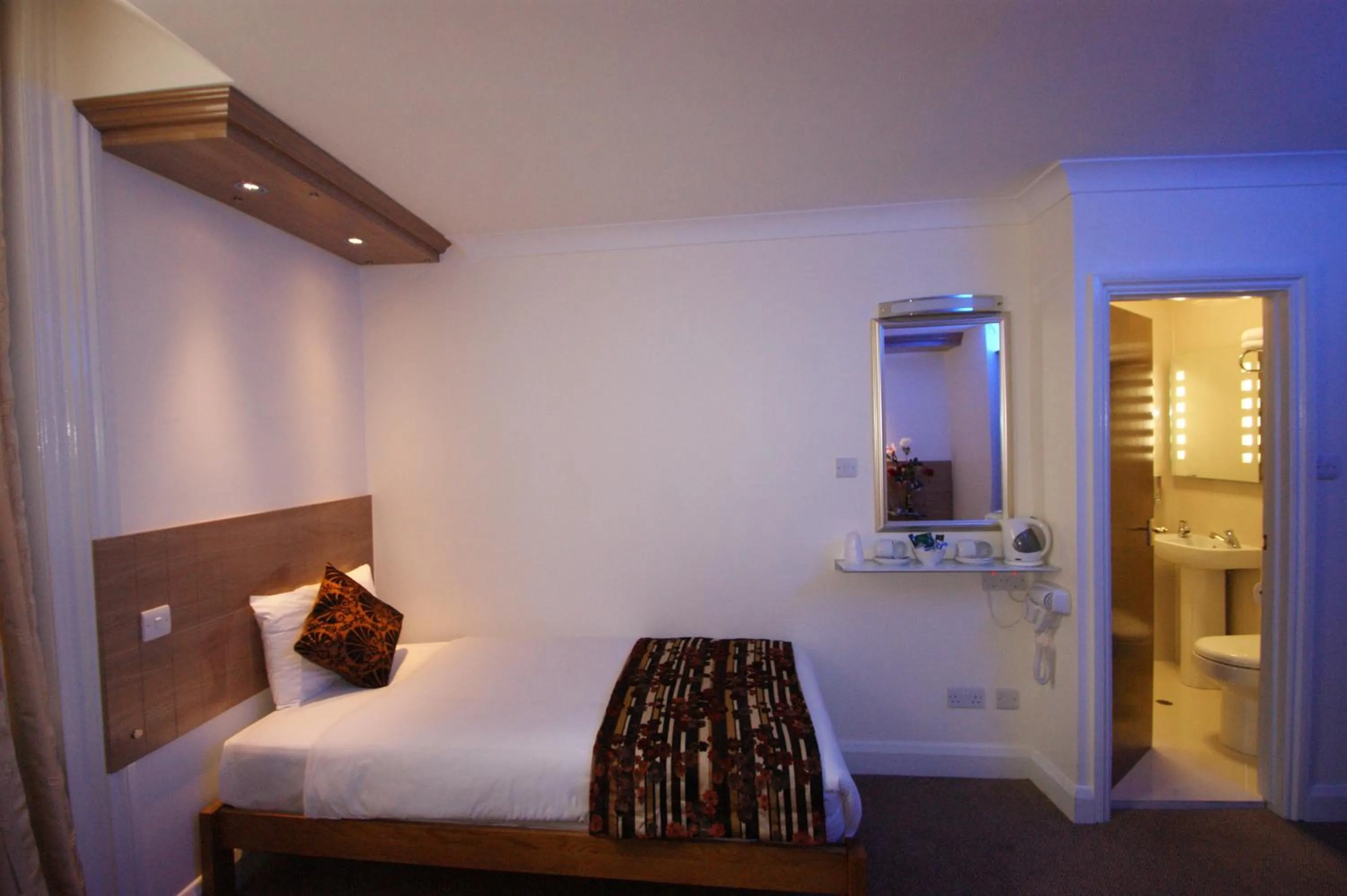 Bed in Abbey Court Hotel - Hyde Park