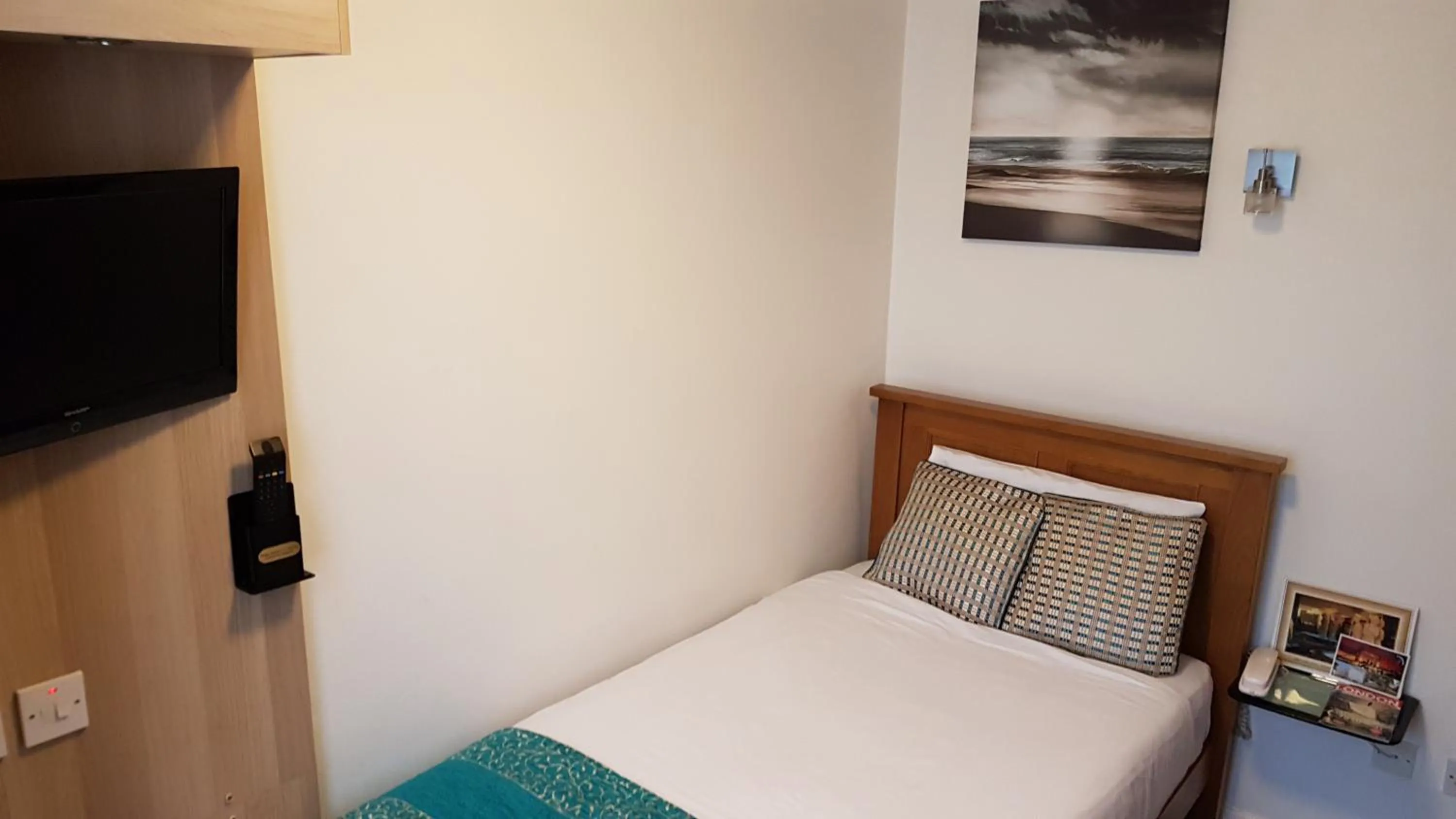 Bed in Abbey Court Hotel - Hyde Park