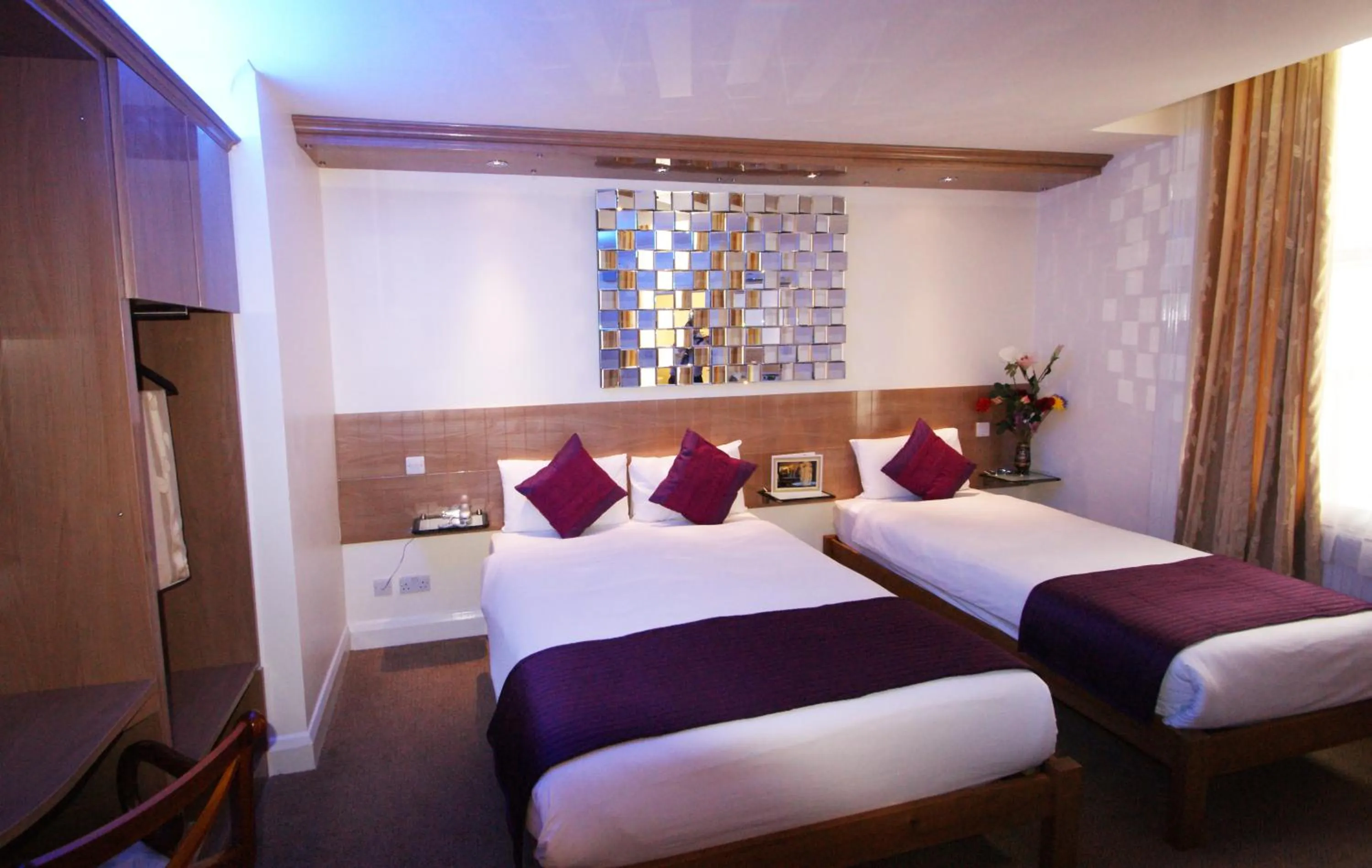 Photo of the whole room, Bed in Abbey Court Hotel - Hyde Park