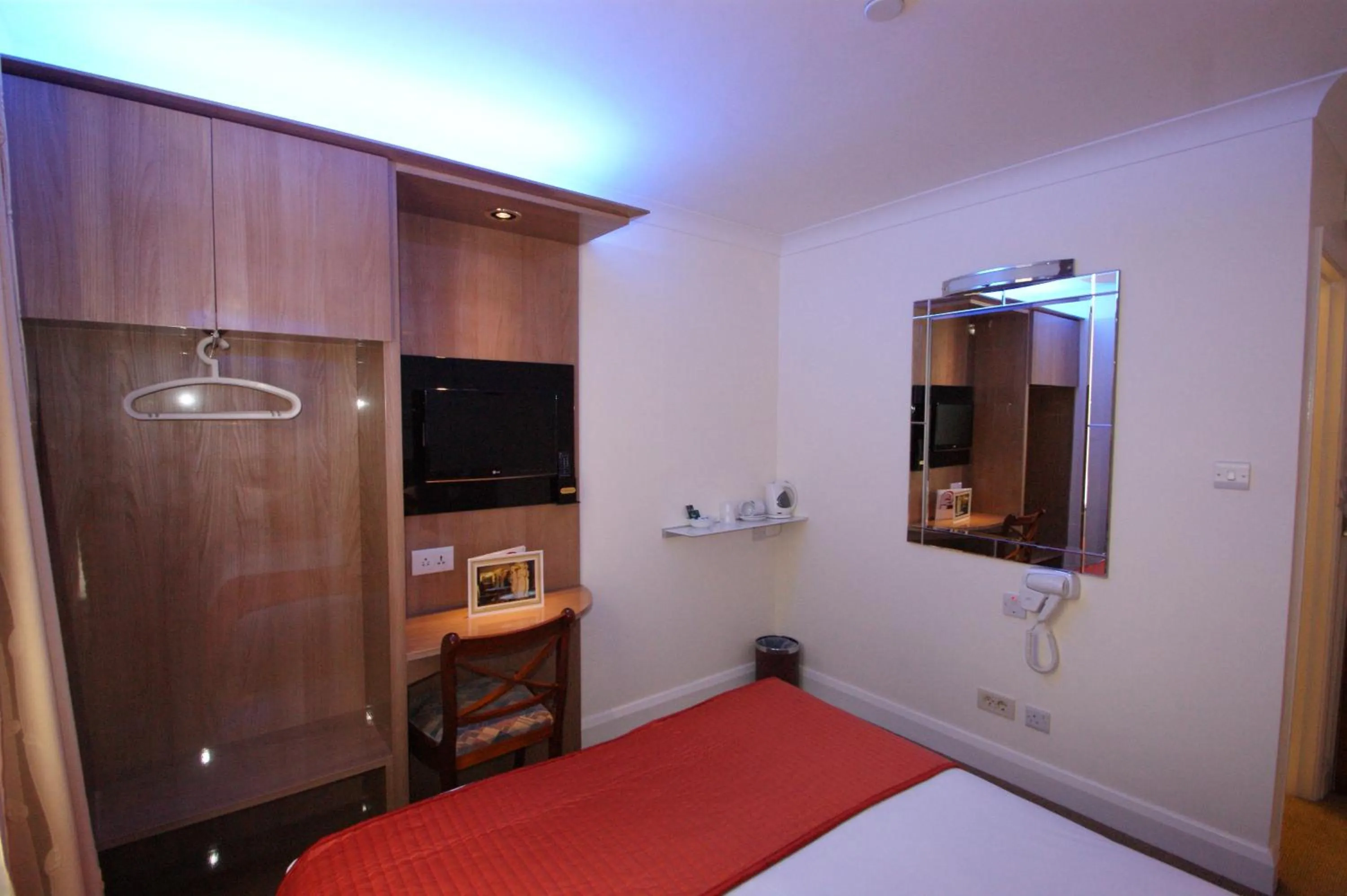 Photo of the whole room, Bed in Abbey Court Hotel - Hyde Park