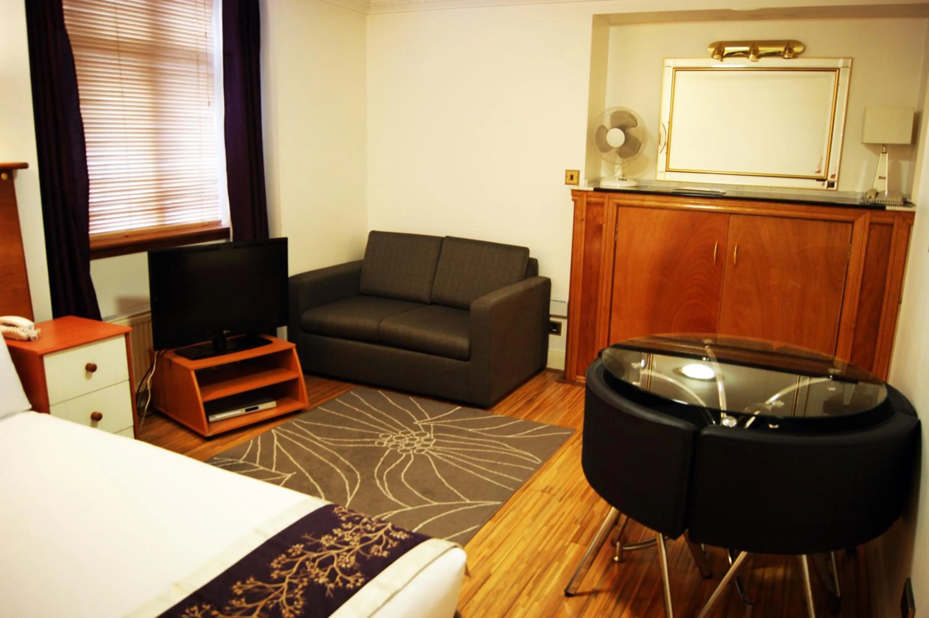 Bed in Abbey Court Hotel - Hyde Park