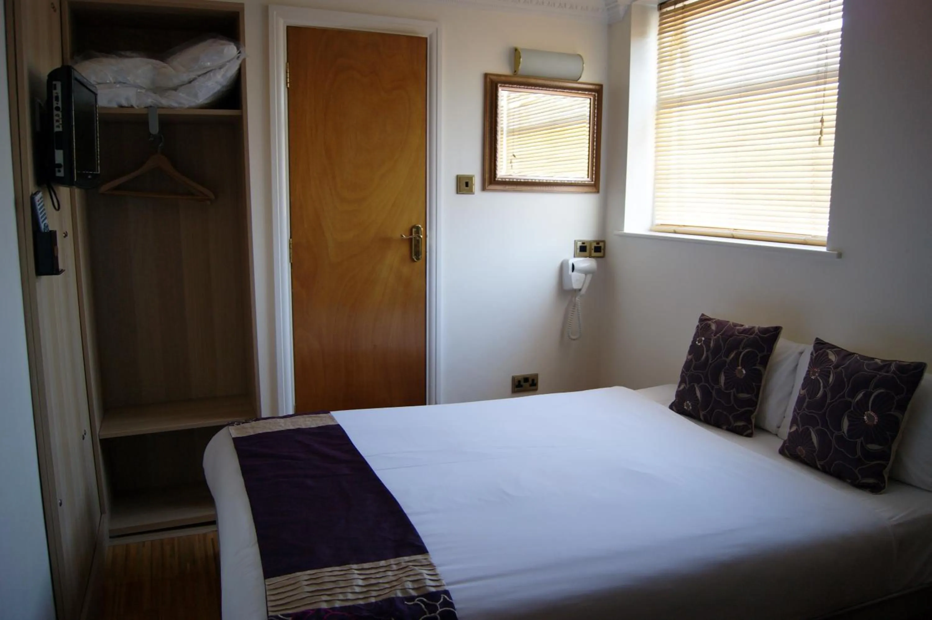 Photo of the whole room, Bed in Abbey Court Hotel - Hyde Park