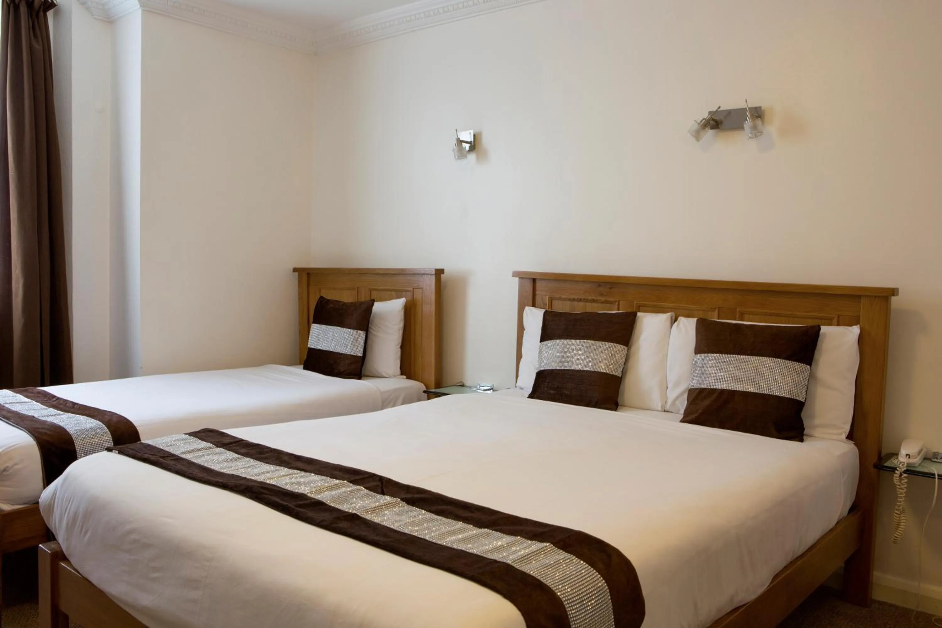 Bed in Abbey Court Hotel - Hyde Park