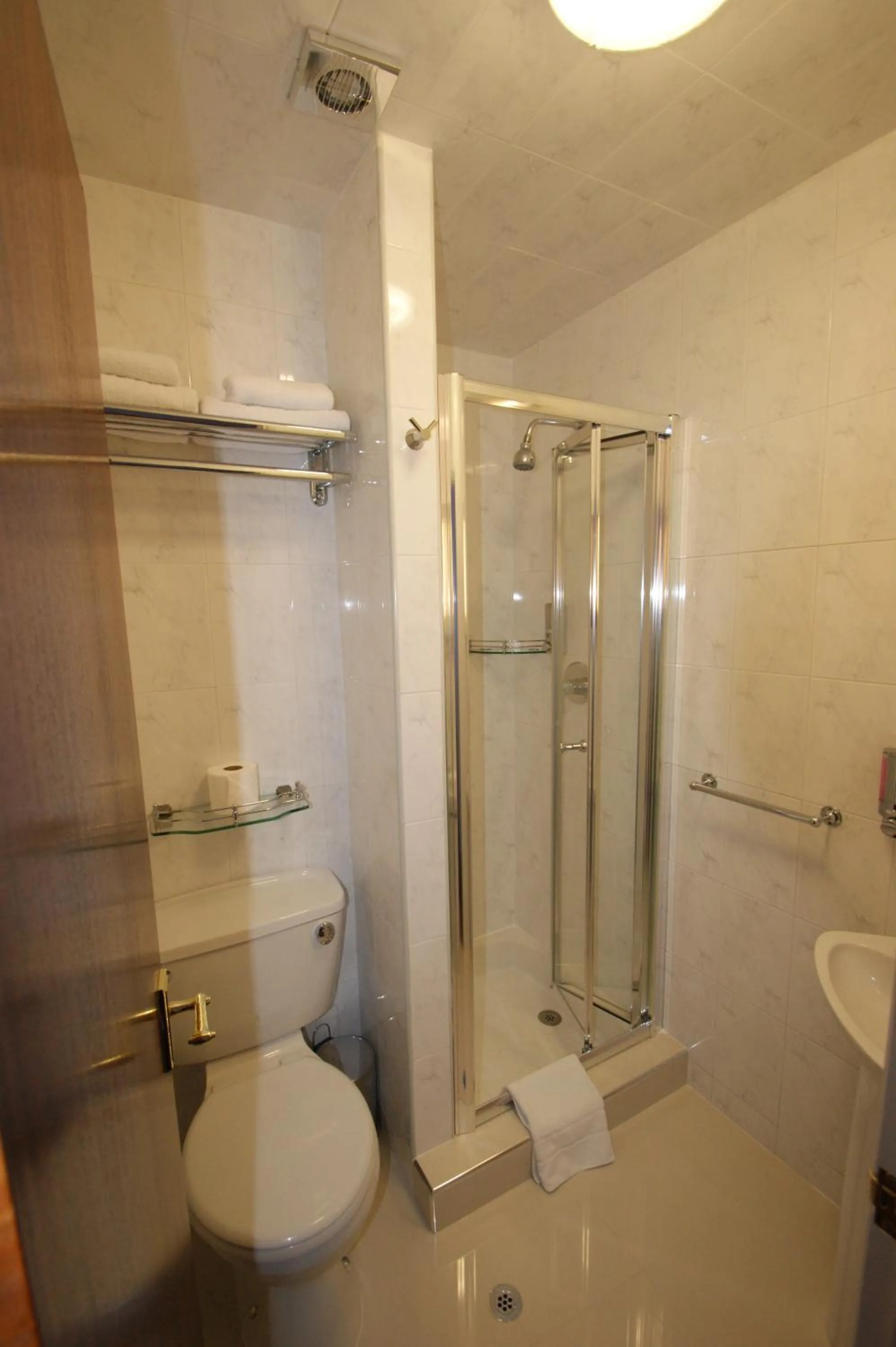 Bathroom in Abbey Court Hotel - Hyde Park