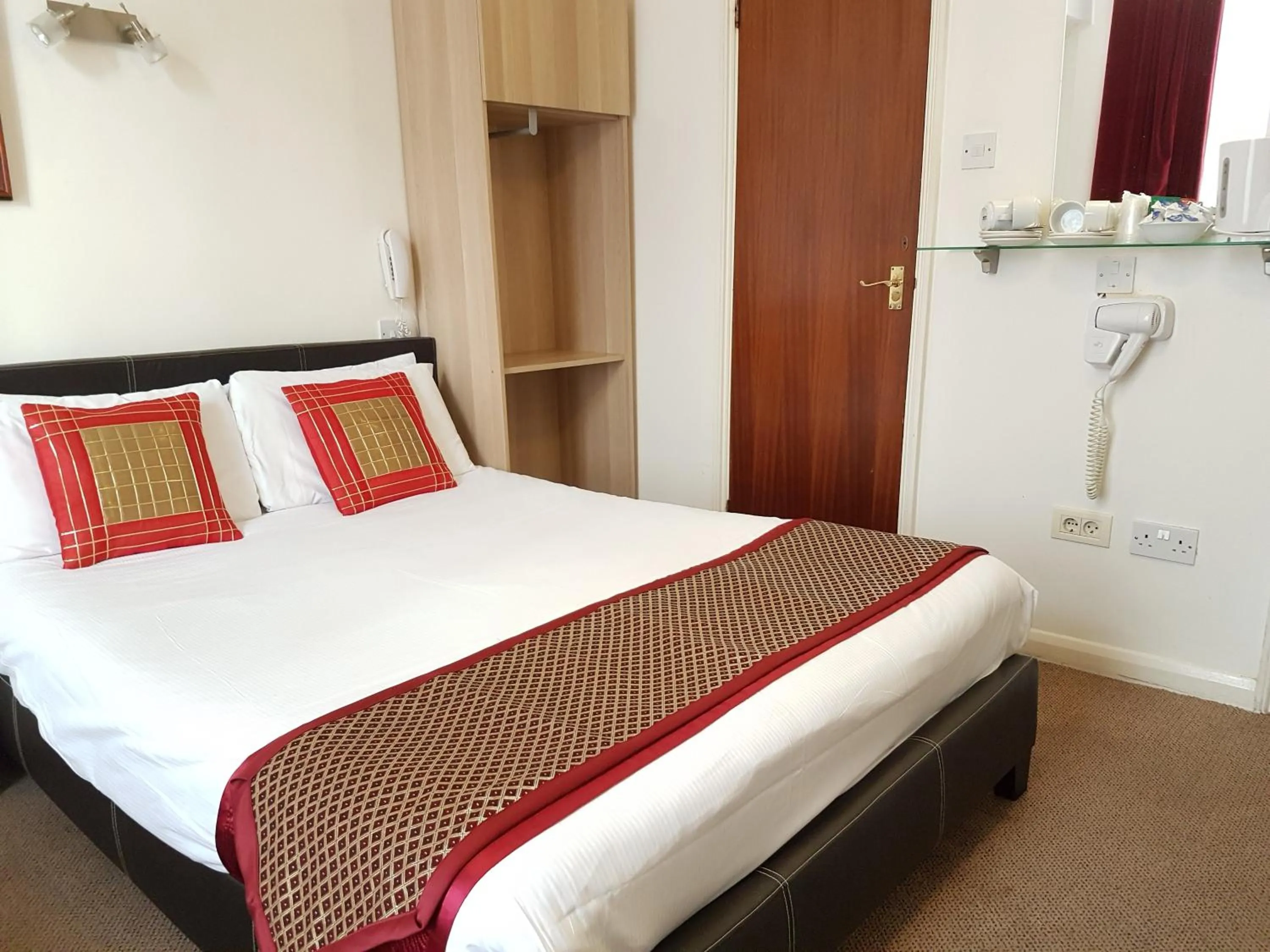 Bed in Abbey Court Hotel - Hyde Park