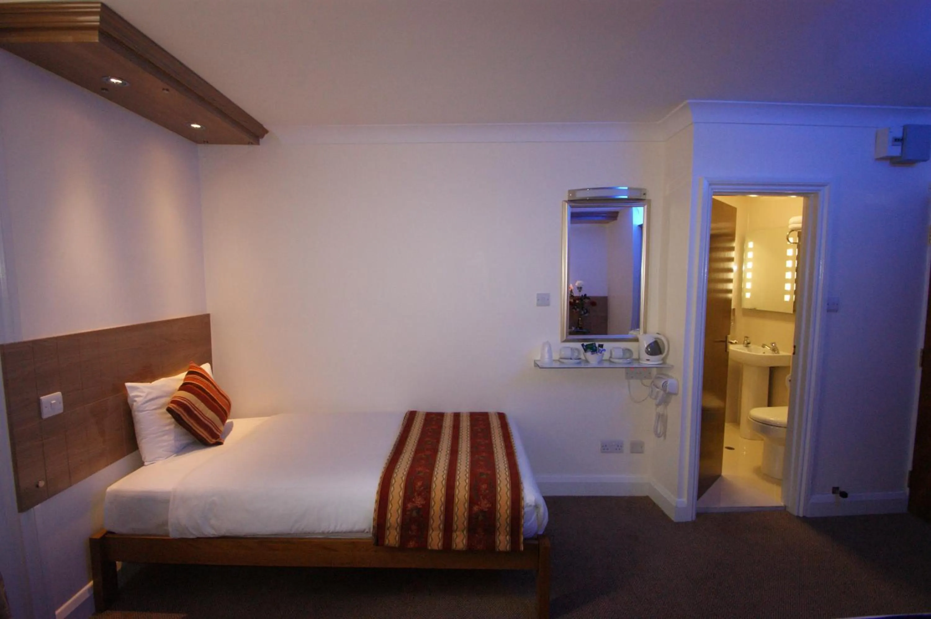 Bed in Abbey Court Hotel - Hyde Park