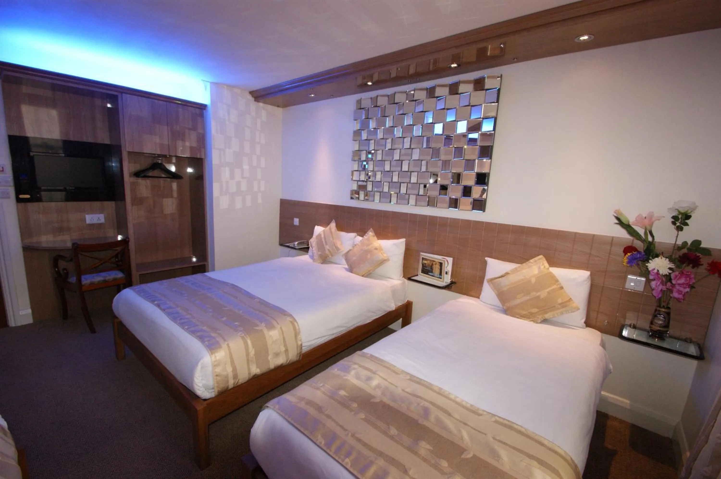 Photo of the whole room, Bed in Abbey Court Hotel - Hyde Park