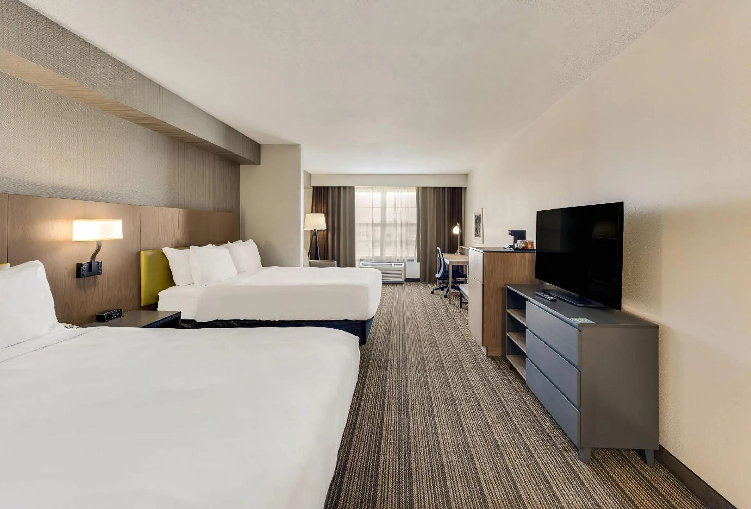 Bedroom, Bed in Country Inn & Suites by Radisson, Findlay, OH