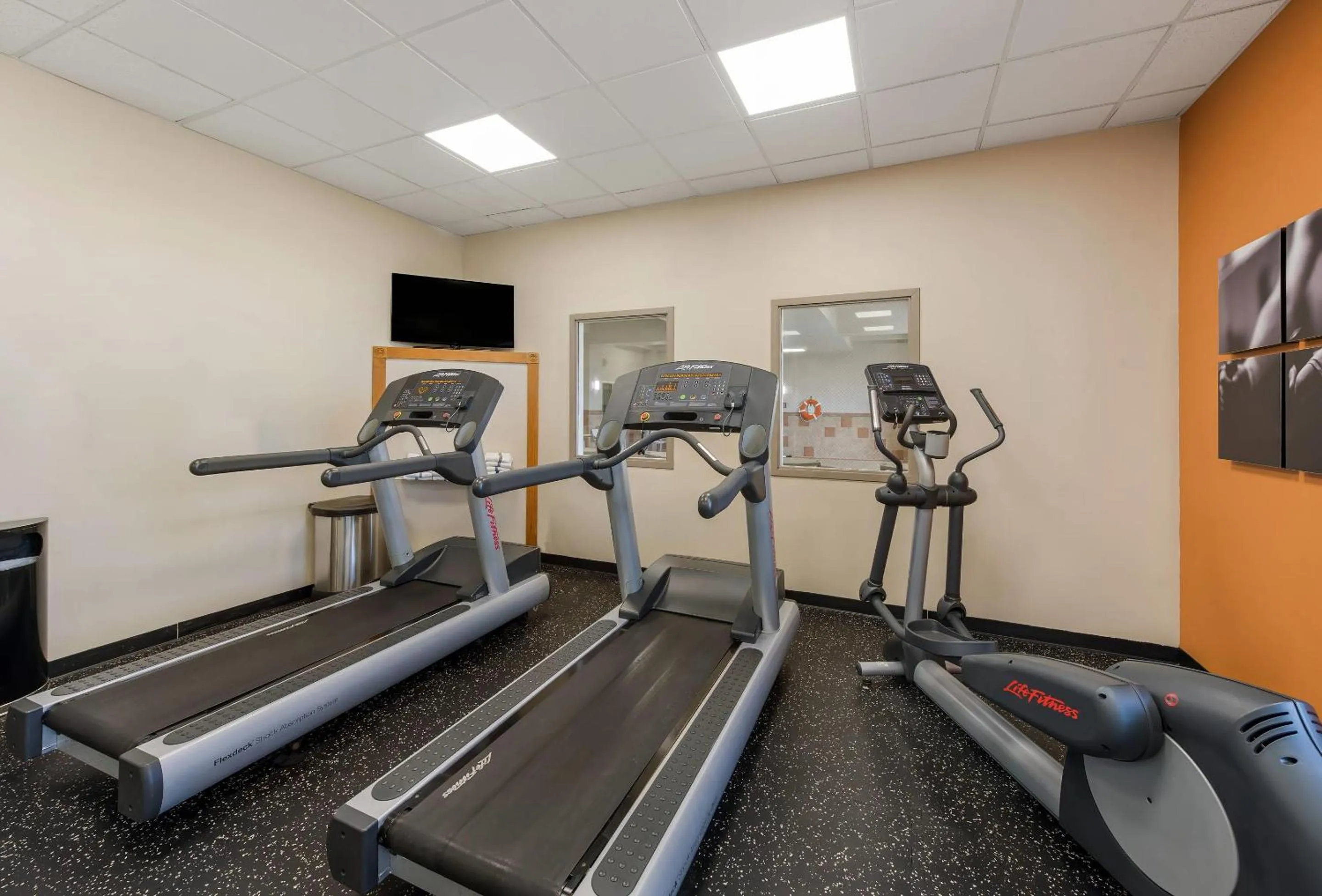 Fitness centre/facilities in Country Inn & Suites by Radisson, Findlay, OH