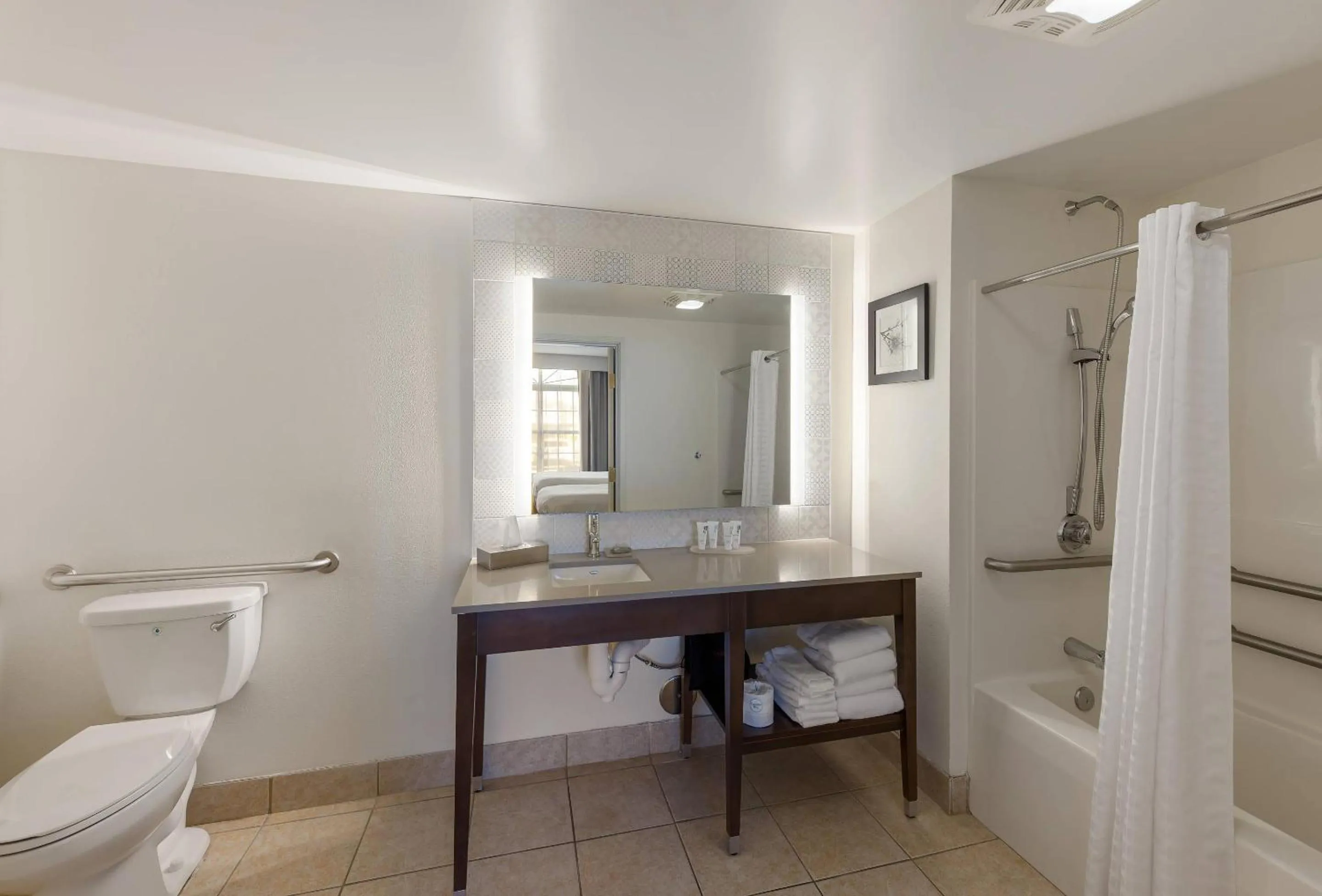 Bathroom in Country Inn & Suites by Radisson, Findlay, OH