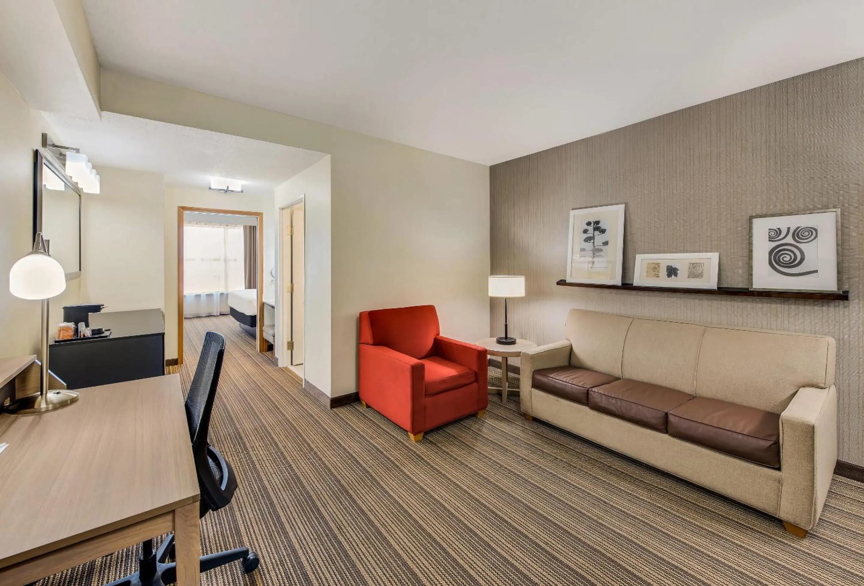 Living room in Country Inn & Suites by Radisson, Findlay, OH
