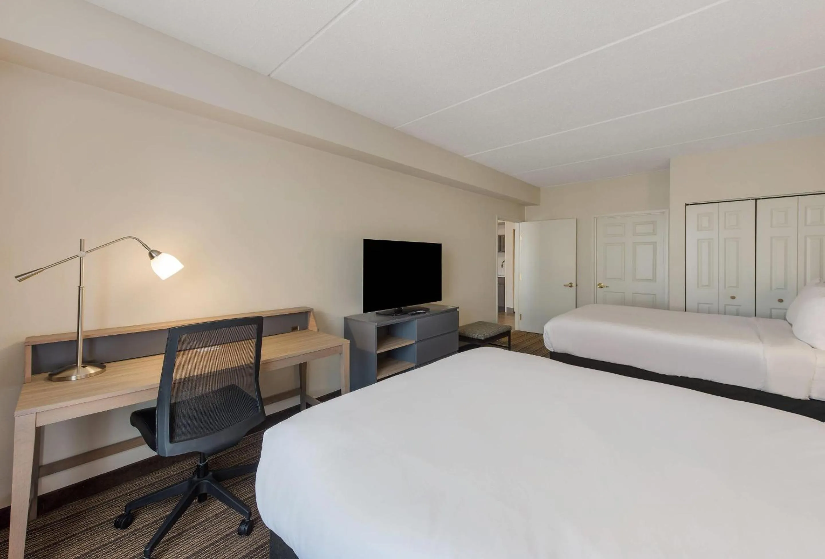 Bedroom, Bed in Country Inn & Suites by Radisson, Findlay, OH