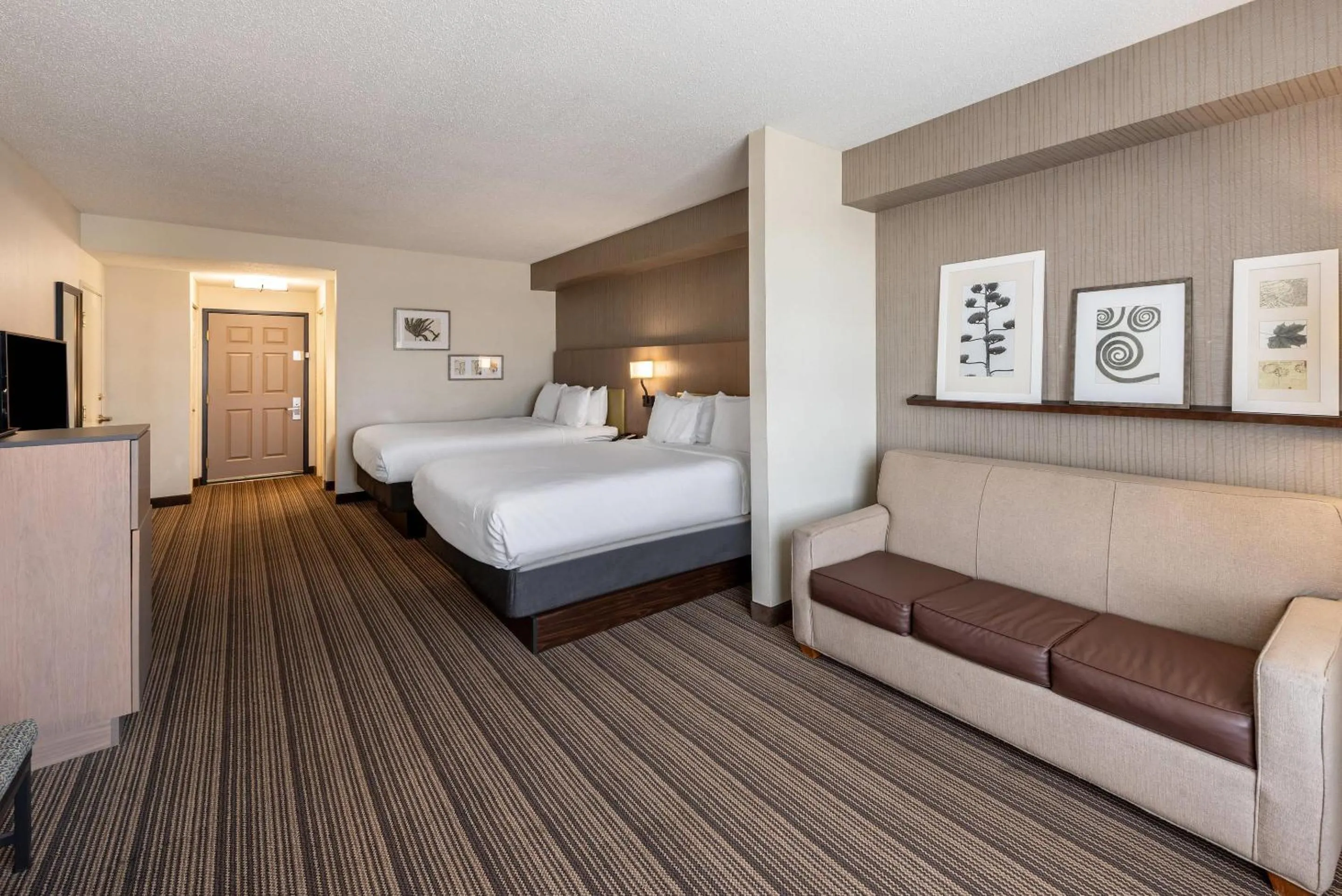 Seating area, Bed in Country Inn & Suites by Radisson, Findlay, OH