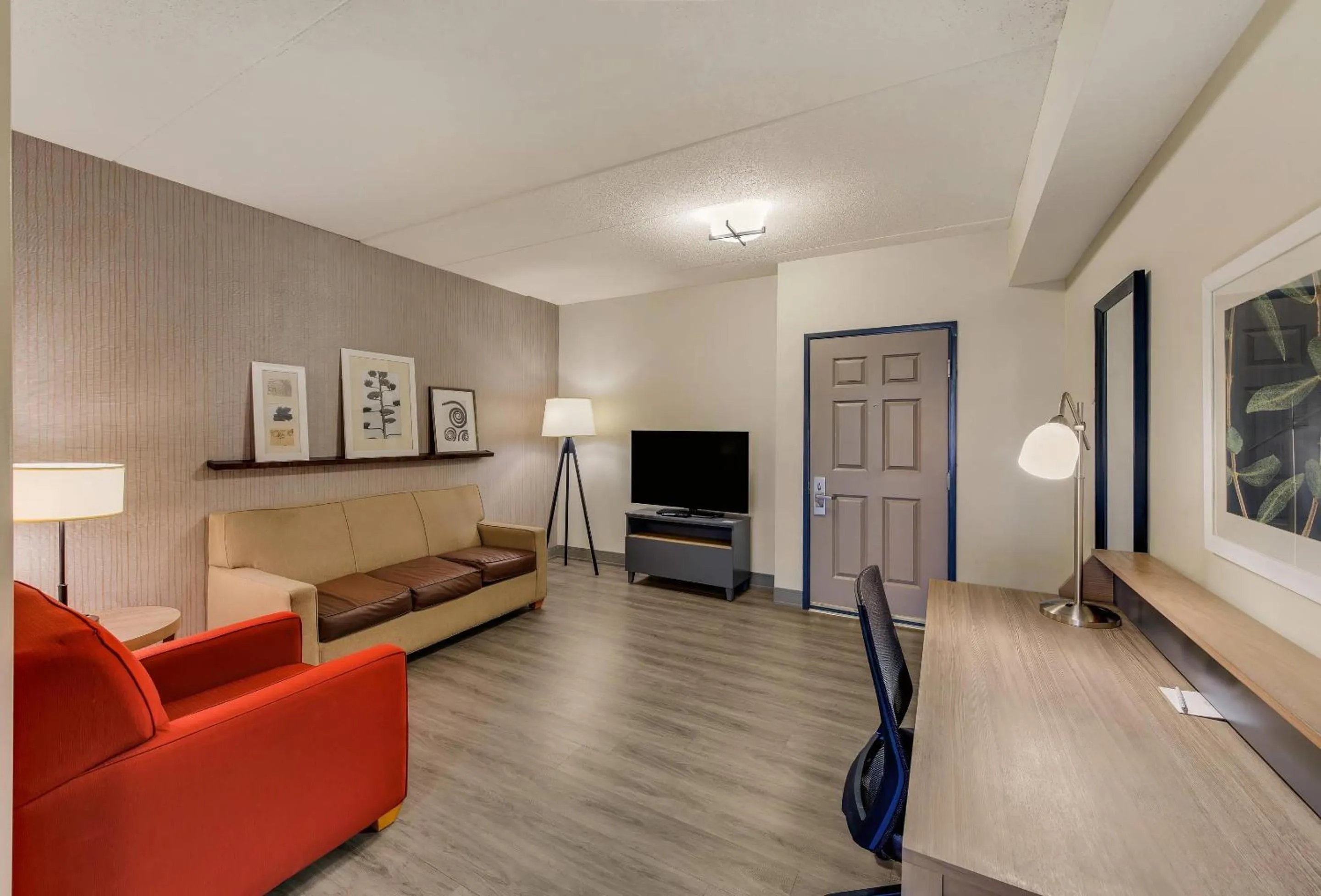 Living room in Country Inn & Suites by Radisson, Findlay, OH