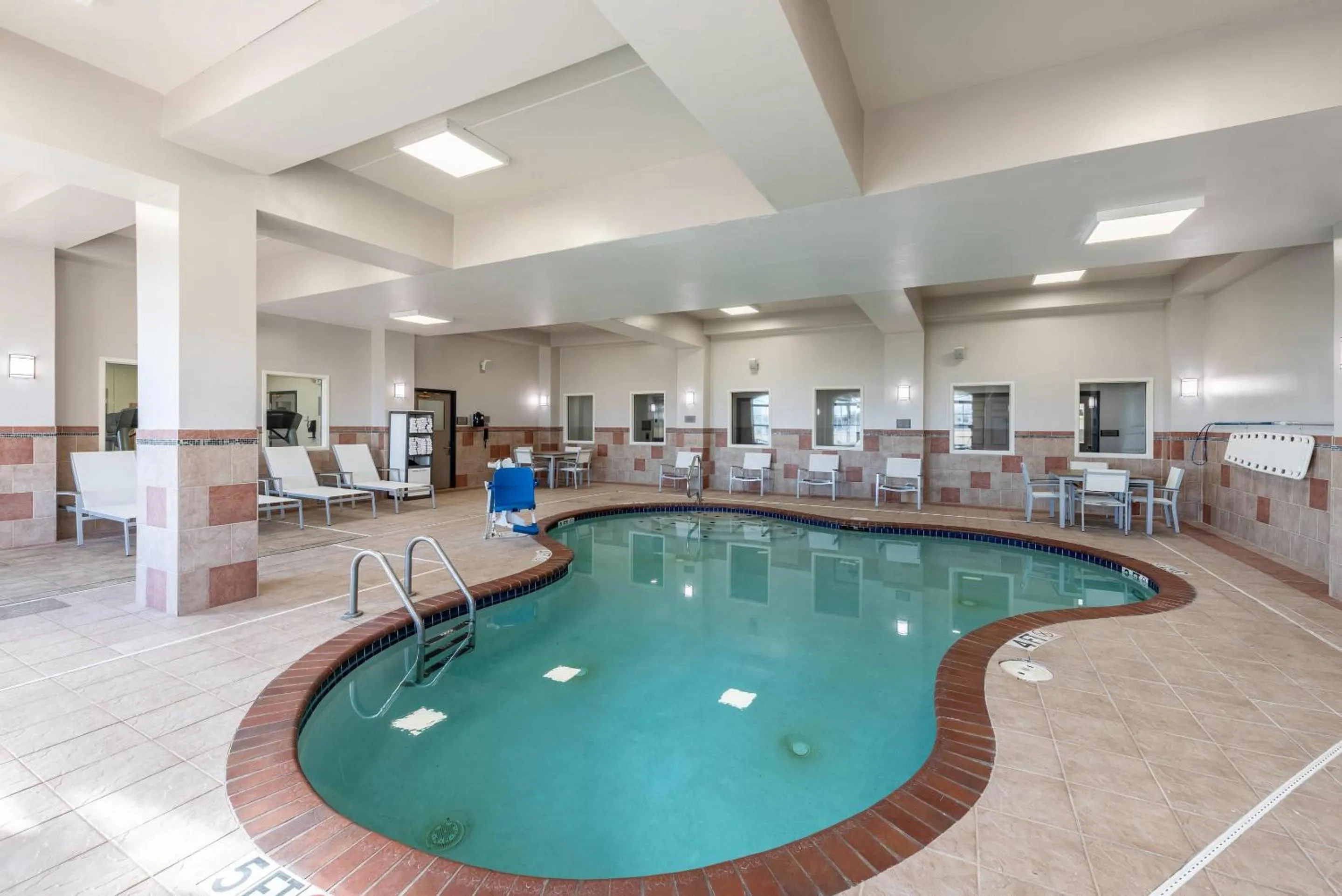 Swimming pool in Country Inn & Suites by Radisson, Findlay, OH