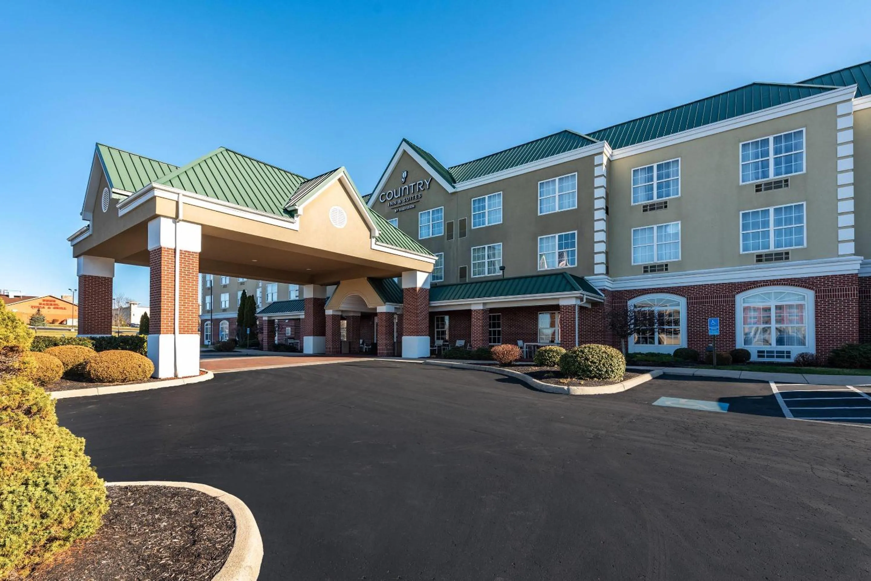 Property building in Country Inn & Suites by Radisson, Findlay, OH