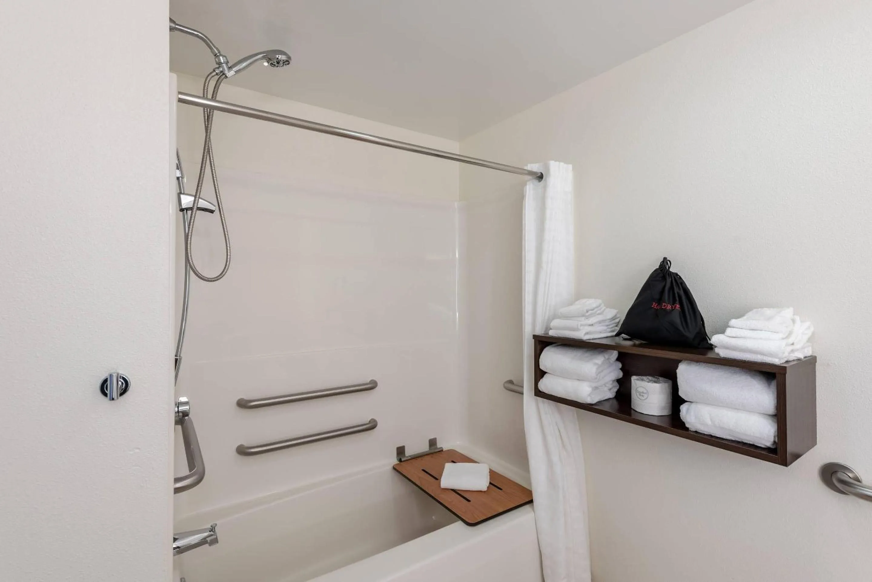 Bathroom in Country Inn & Suites by Radisson, Findlay, OH