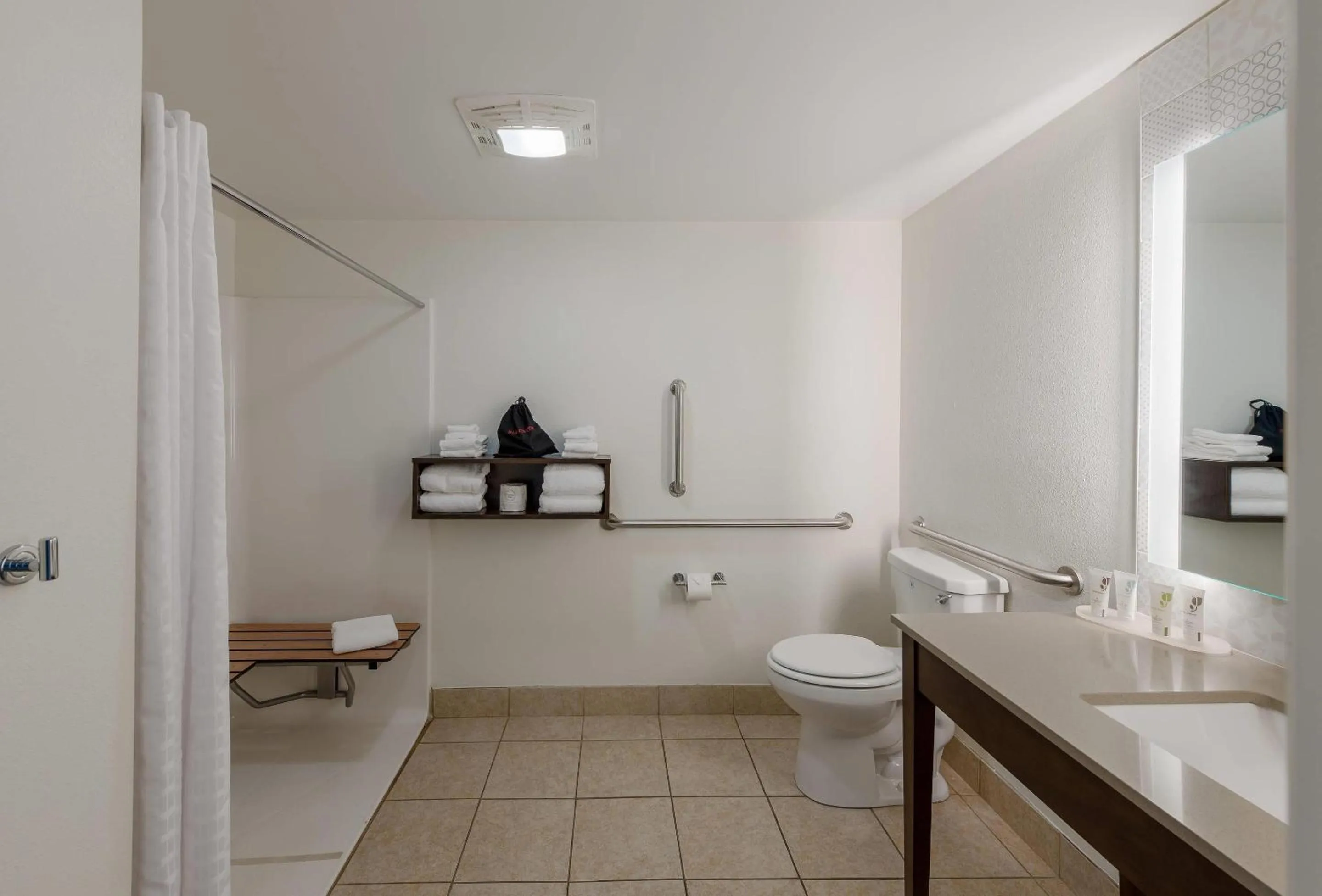 Bathroom in Country Inn & Suites by Radisson, Findlay, OH