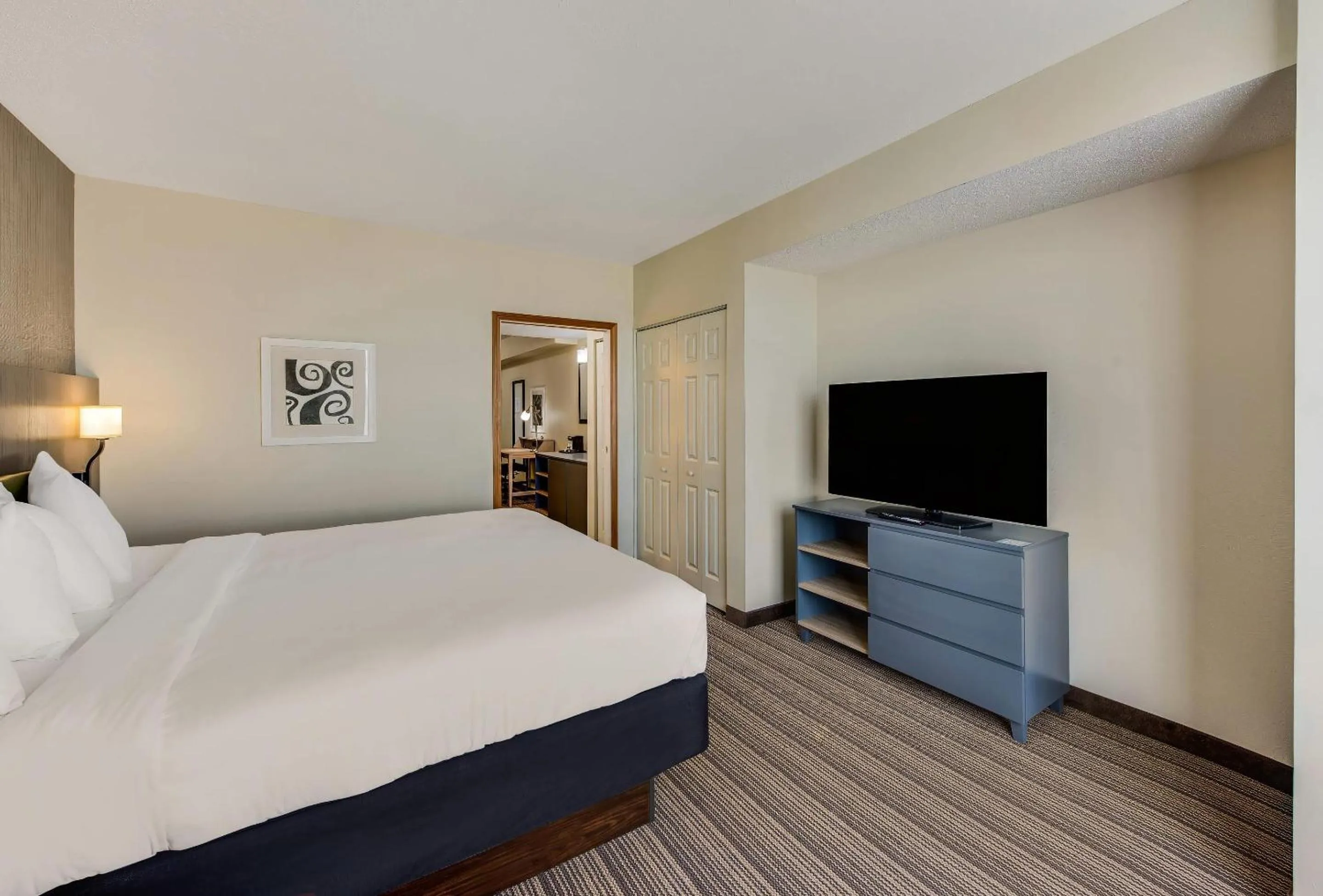 Bedroom, Bed in Country Inn & Suites by Radisson, Findlay, OH