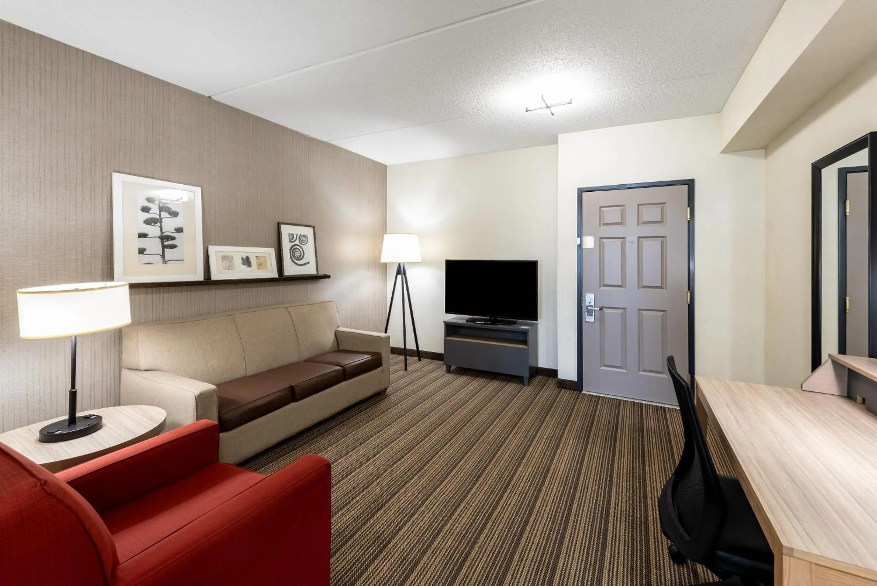Living room in Country Inn & Suites by Radisson, Findlay, OH