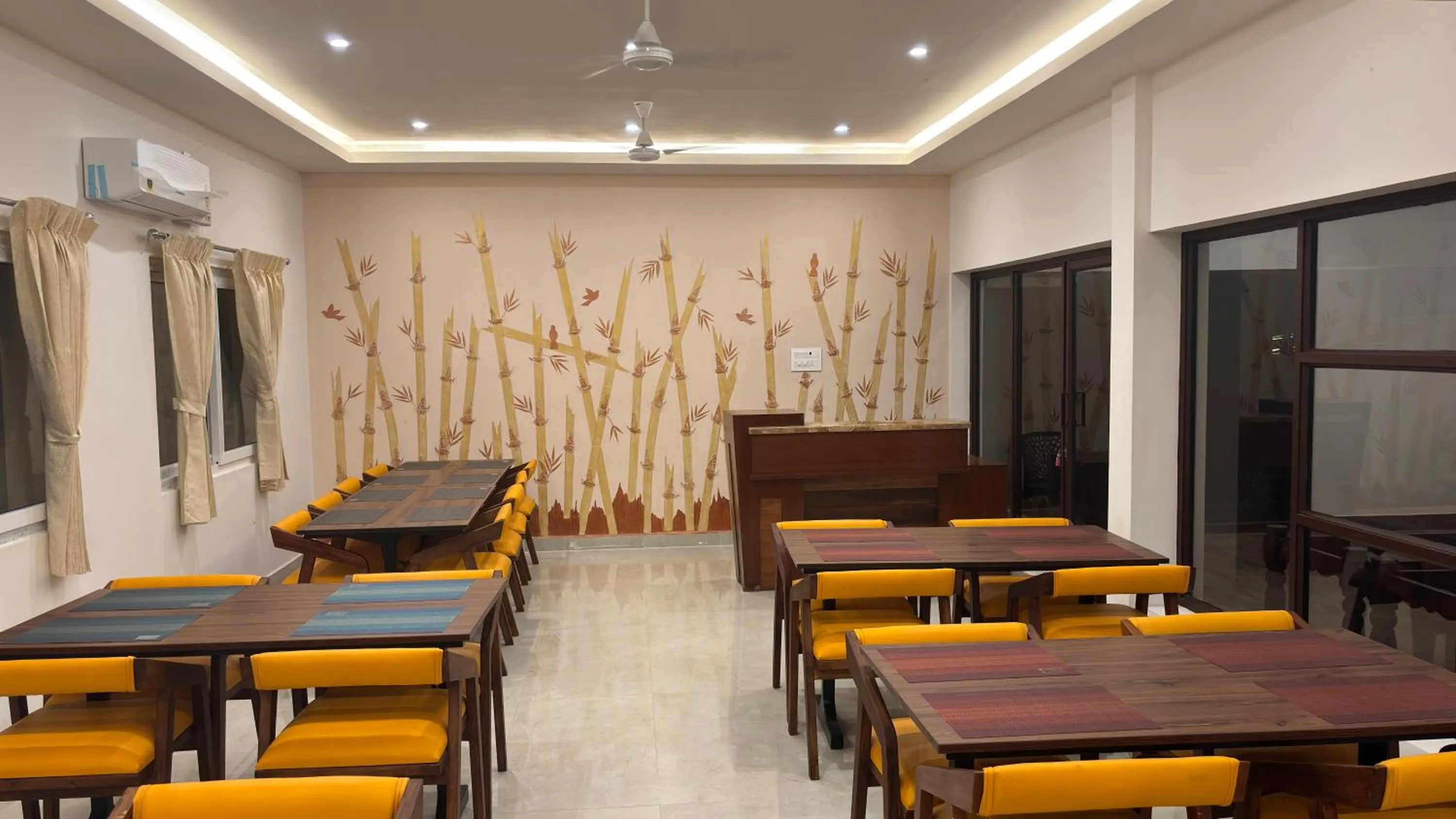 Restaurant/places to eat in THE RIVIERA