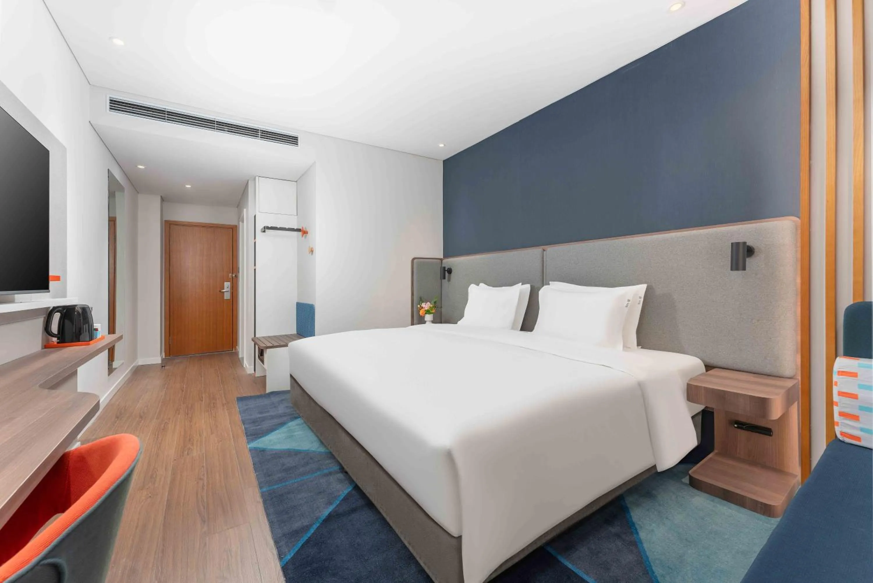 Photo of the whole room, Bed in Holiday Inn Express Weifang City Center by IHG