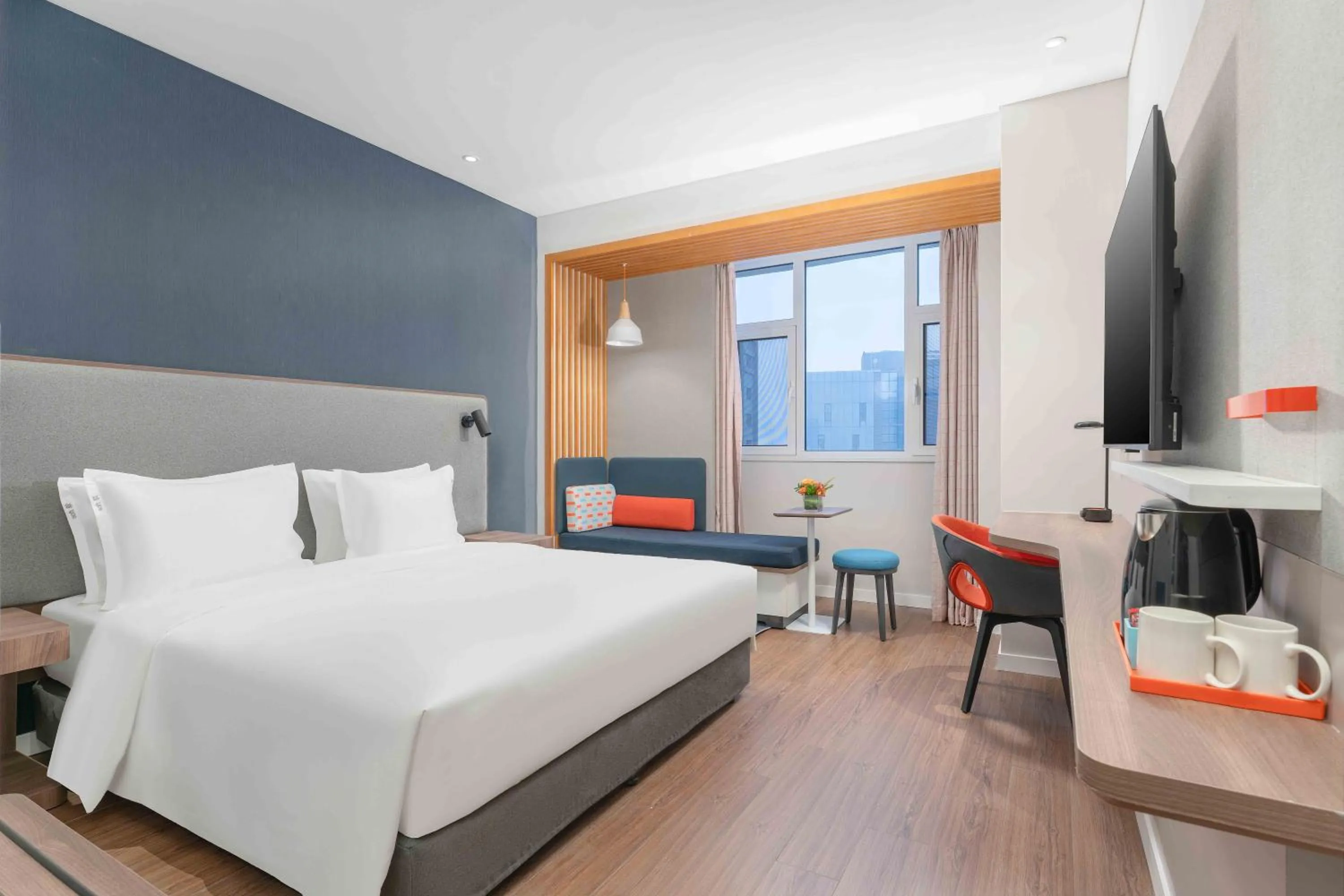 Photo of the whole room, Bed in Holiday Inn Express Weifang City Center by IHG