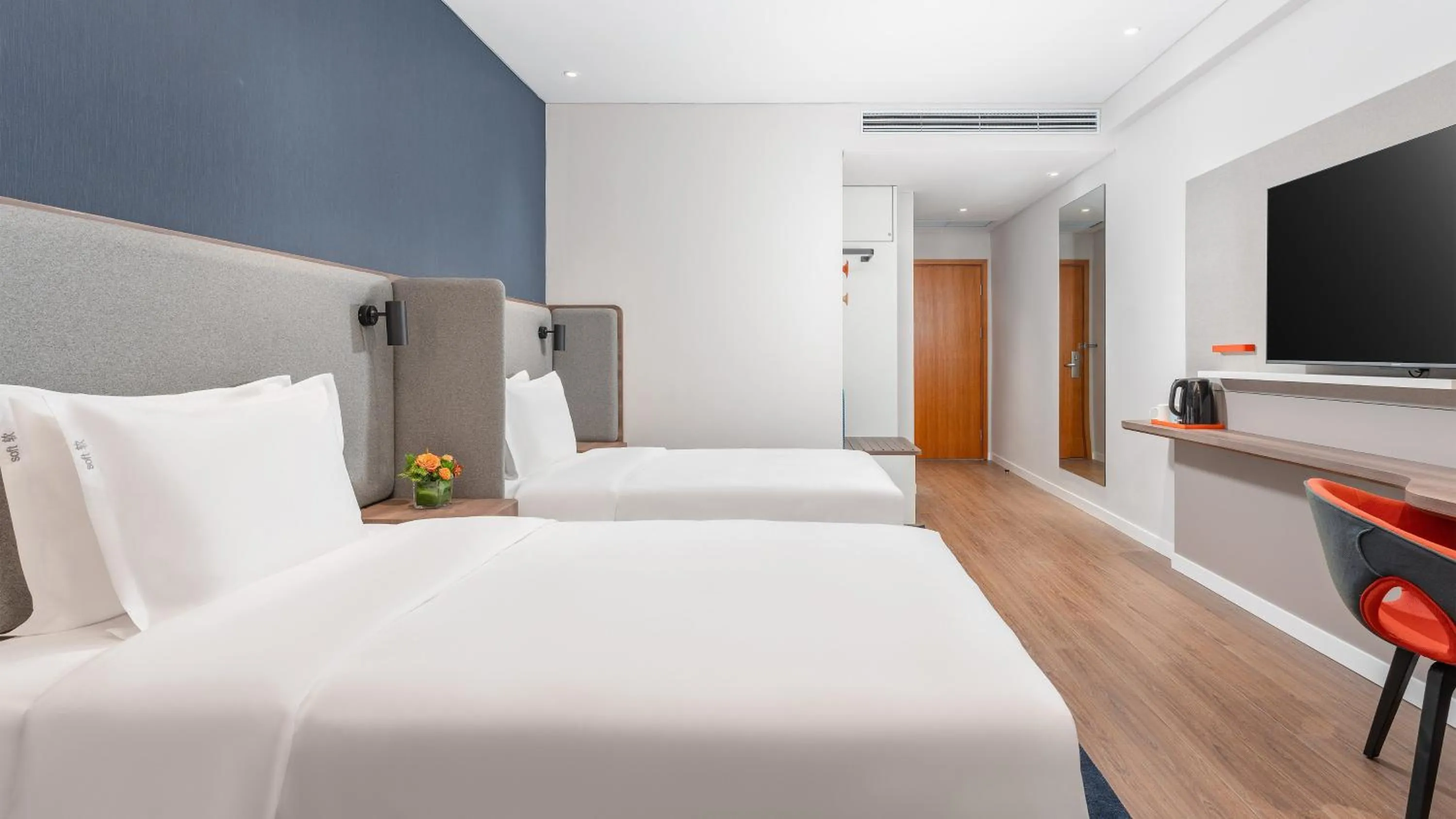 Photo of the whole room, Bed in Holiday Inn Express Weifang City Center by IHG