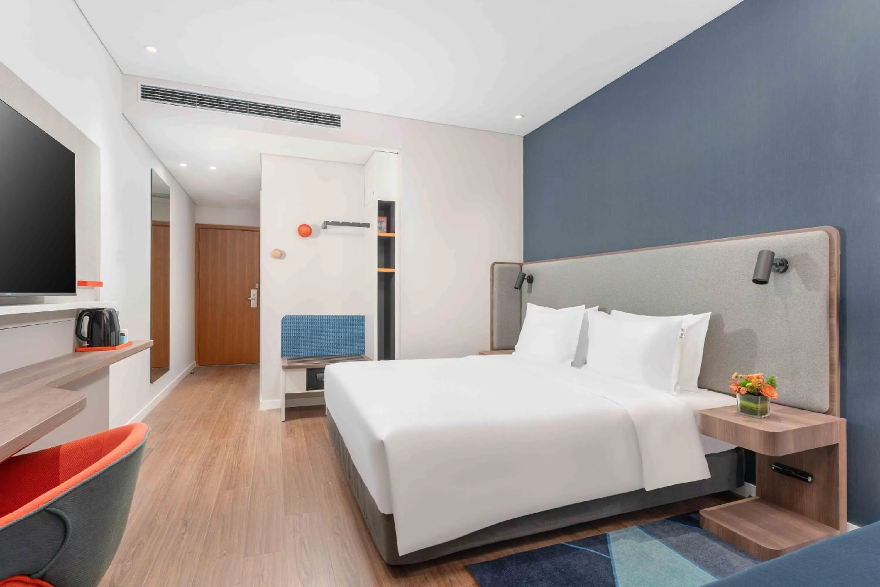 Photo of the whole room, Bed in Holiday Inn Express Weifang City Center by IHG