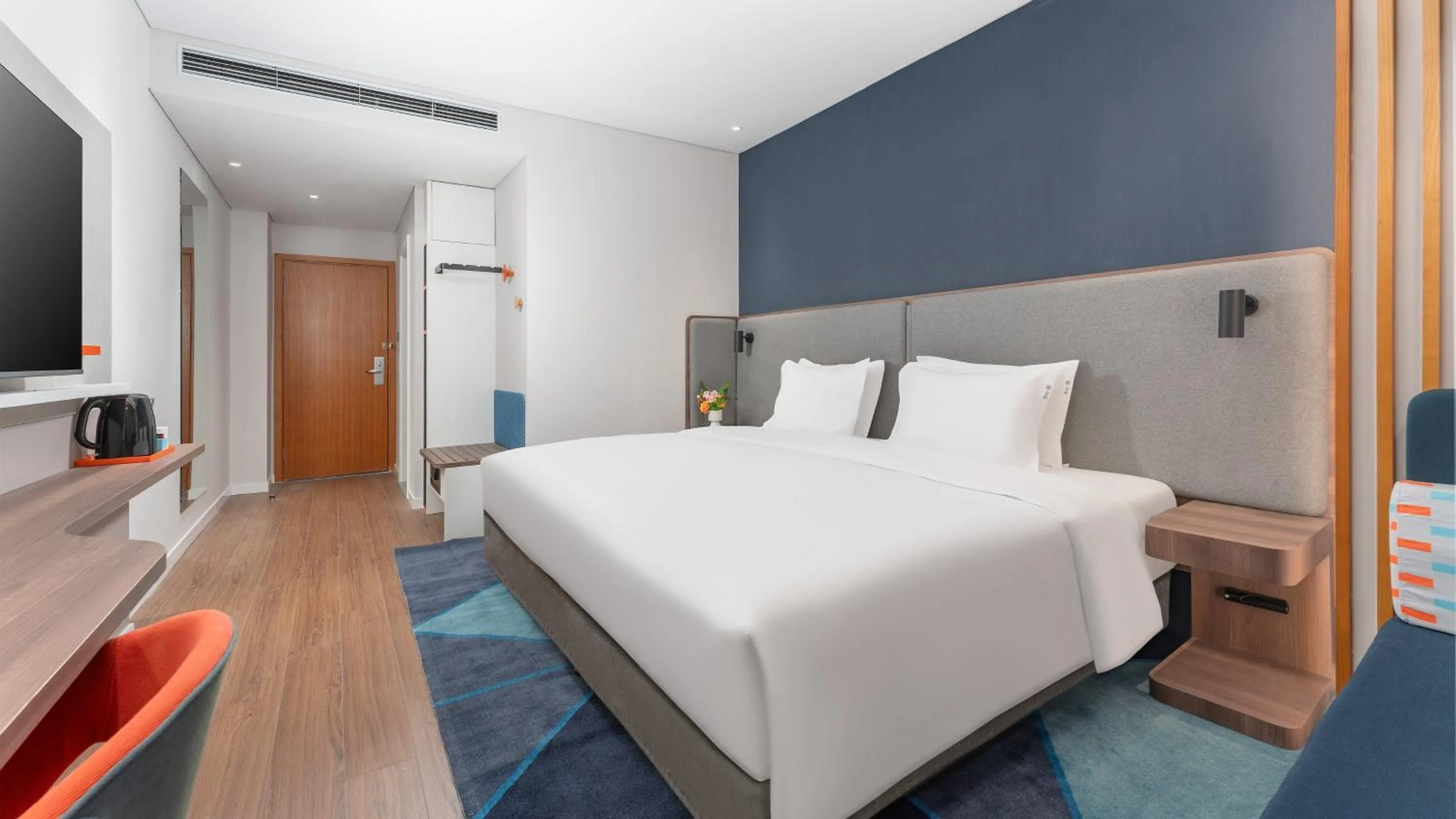 Photo of the whole room, Bed in Holiday Inn Express Weifang City Center by IHG