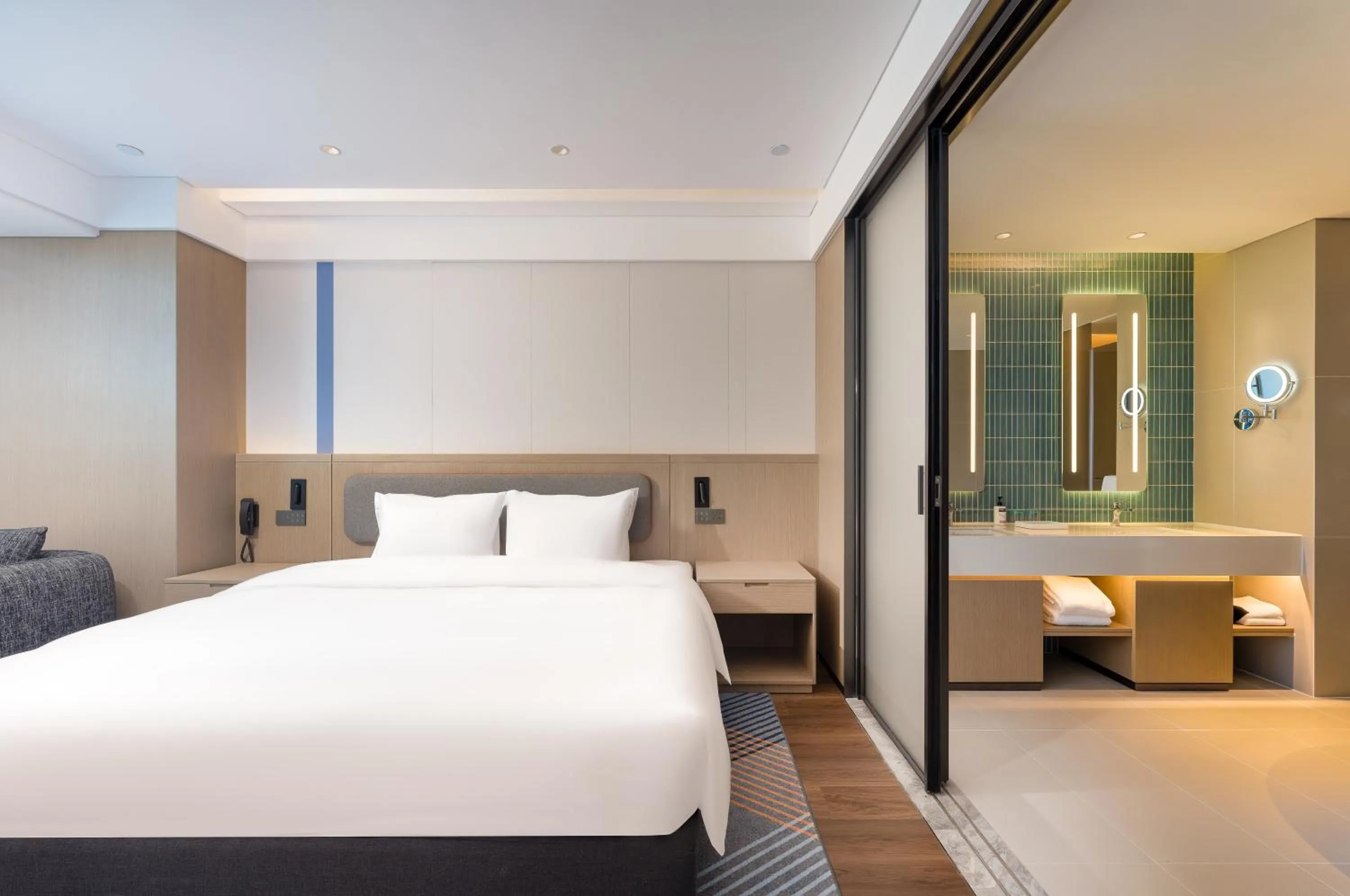 Holiday Inn Express Heze City Center, an IHG Hotel