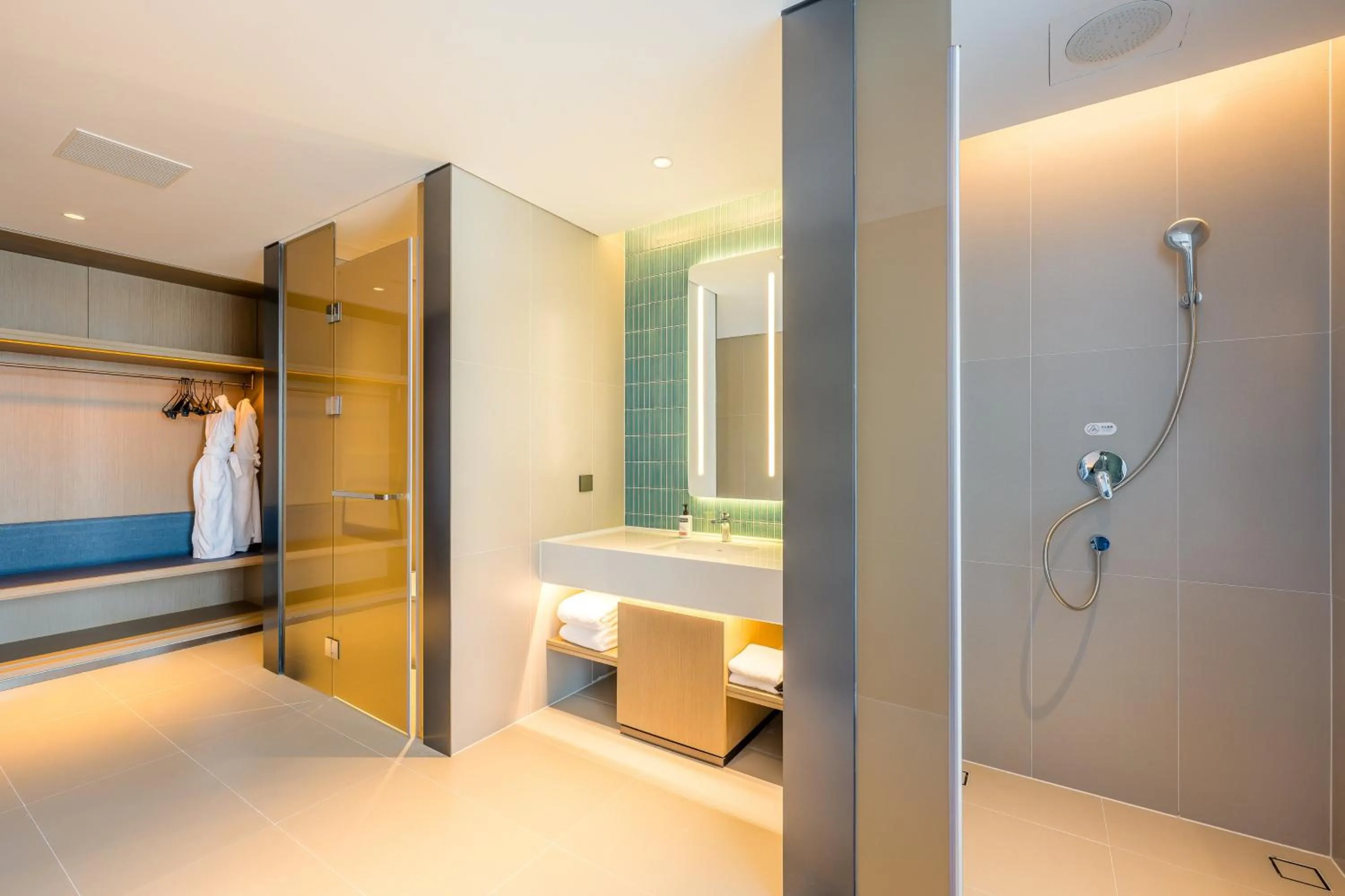 Photo of the whole room, Bathroom in Holiday Inn Express Heze City Center, an IHG Hotel