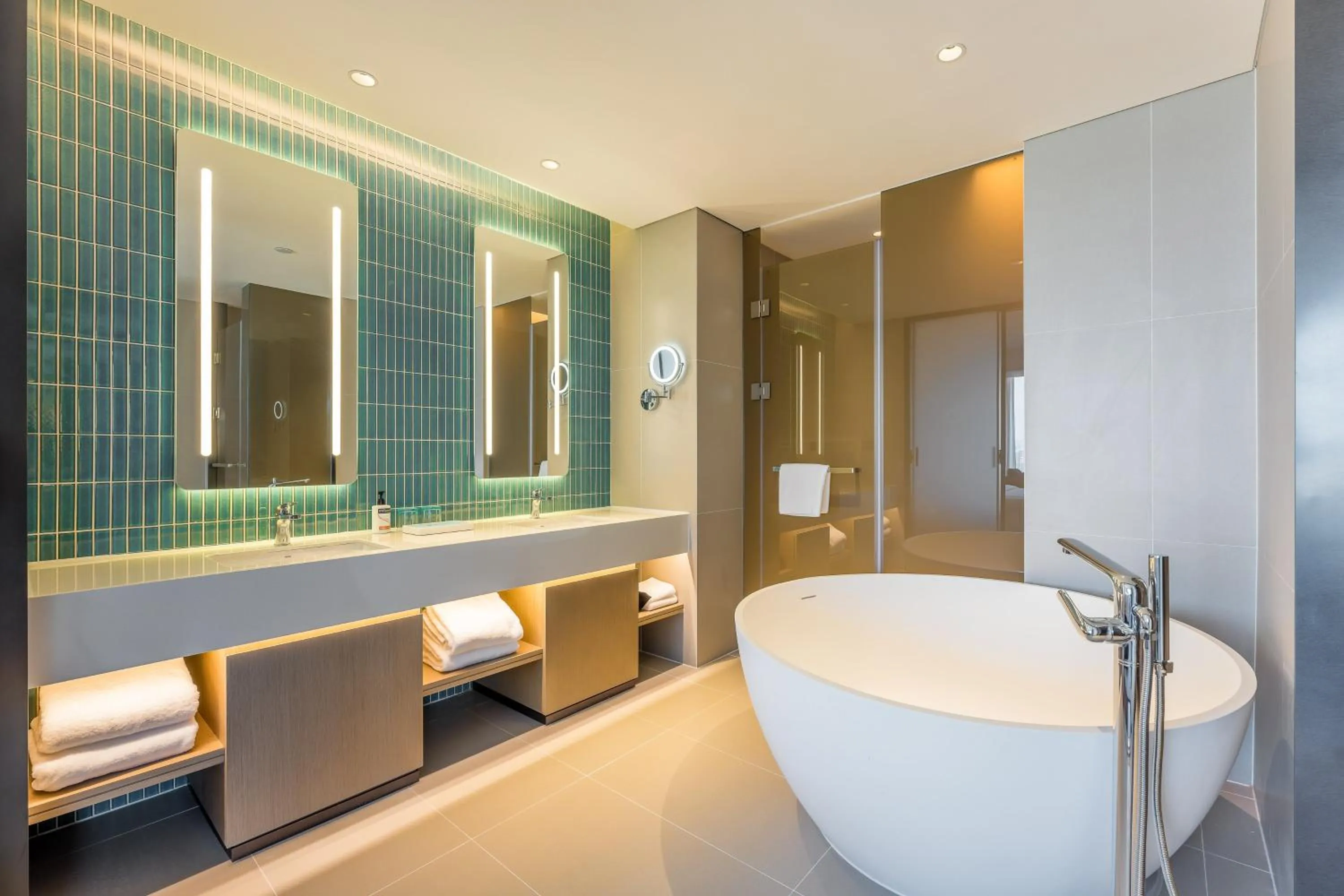 Photo of the whole room, Bathroom in Holiday Inn Express Heze City Center, an IHG Hotel