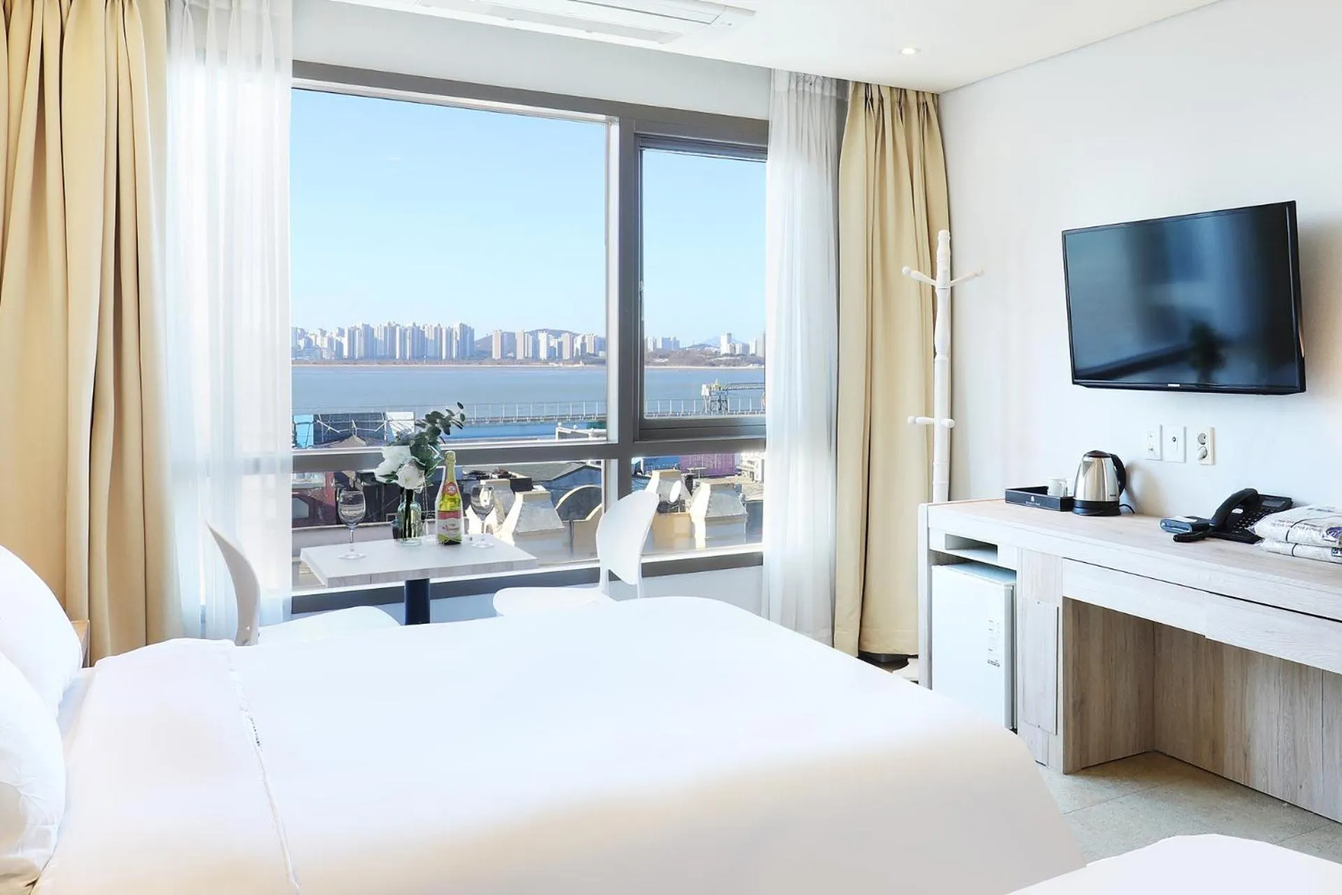 View (from property/room), Bed in Hotel The Sea Star