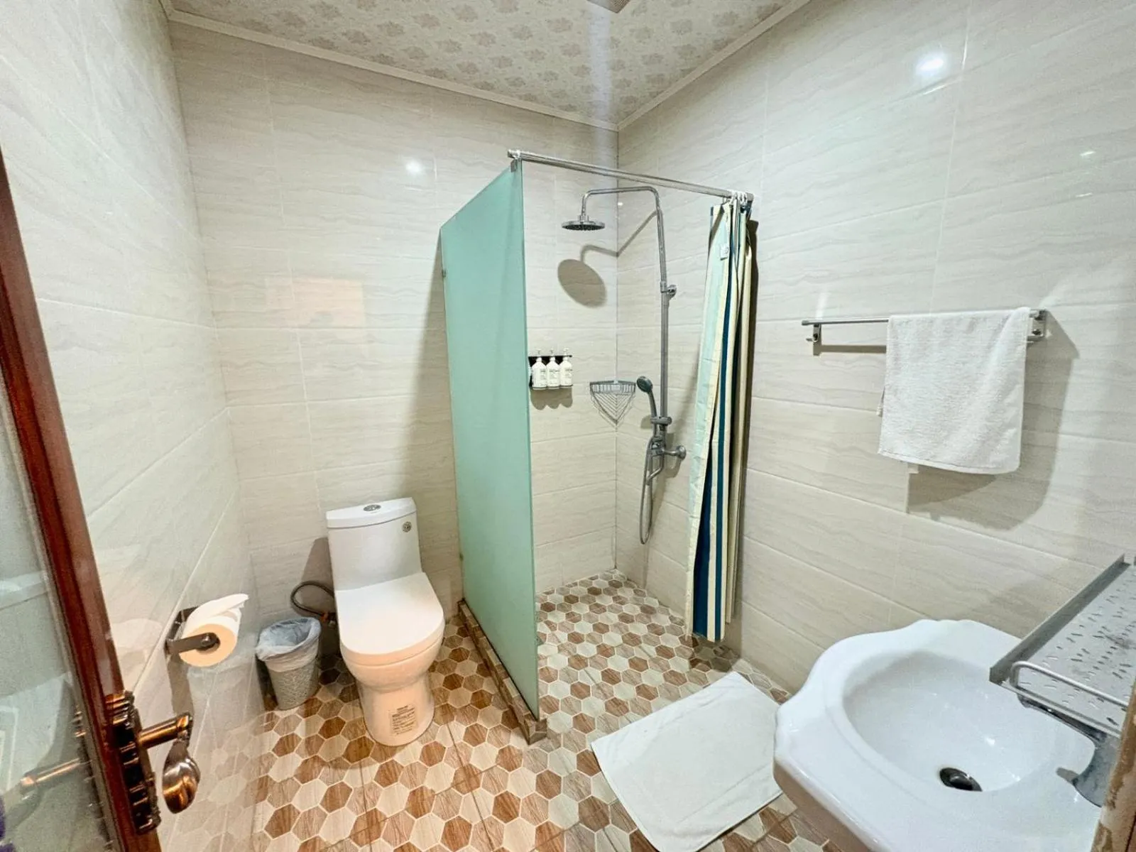 Shower in Crown Royale Hotel & Lounge