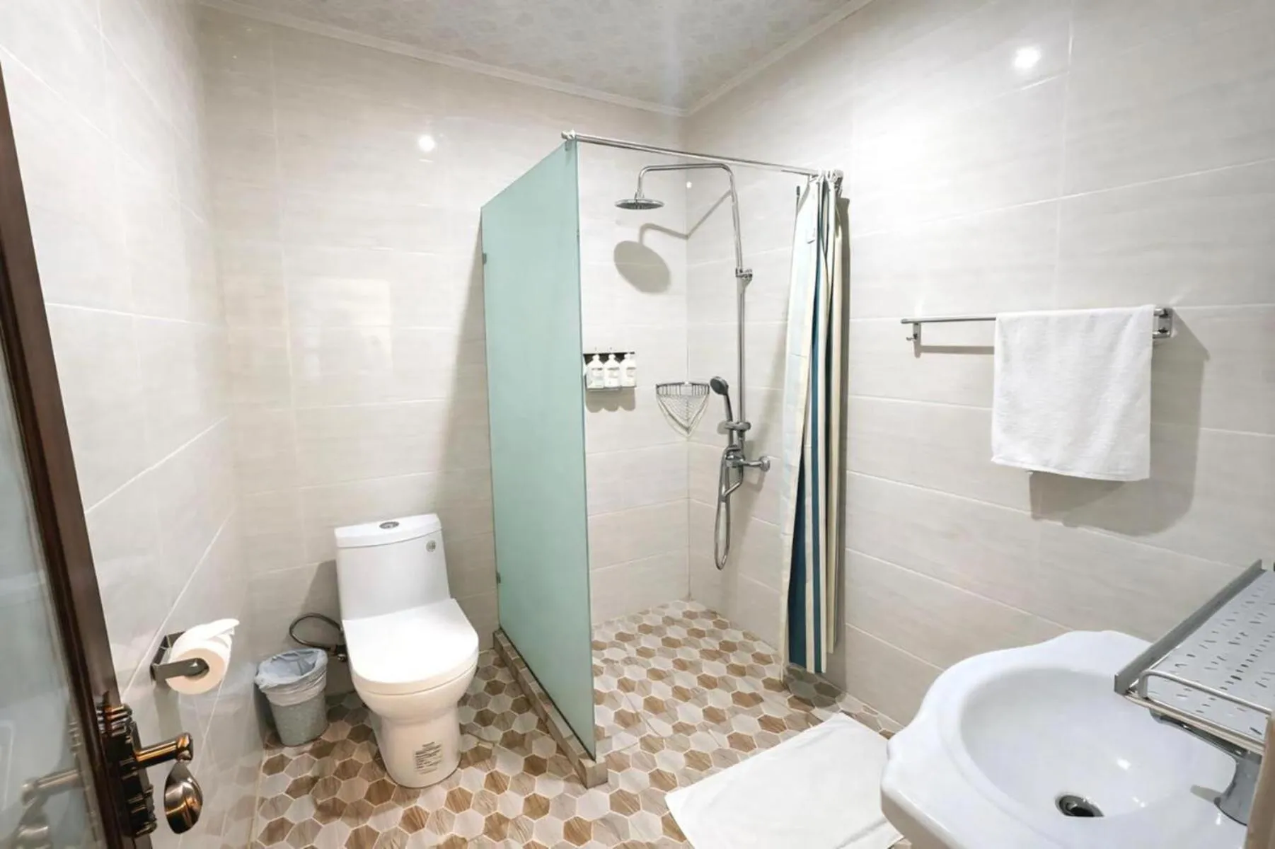 Shower in Crown Royale Hotel & Lounge