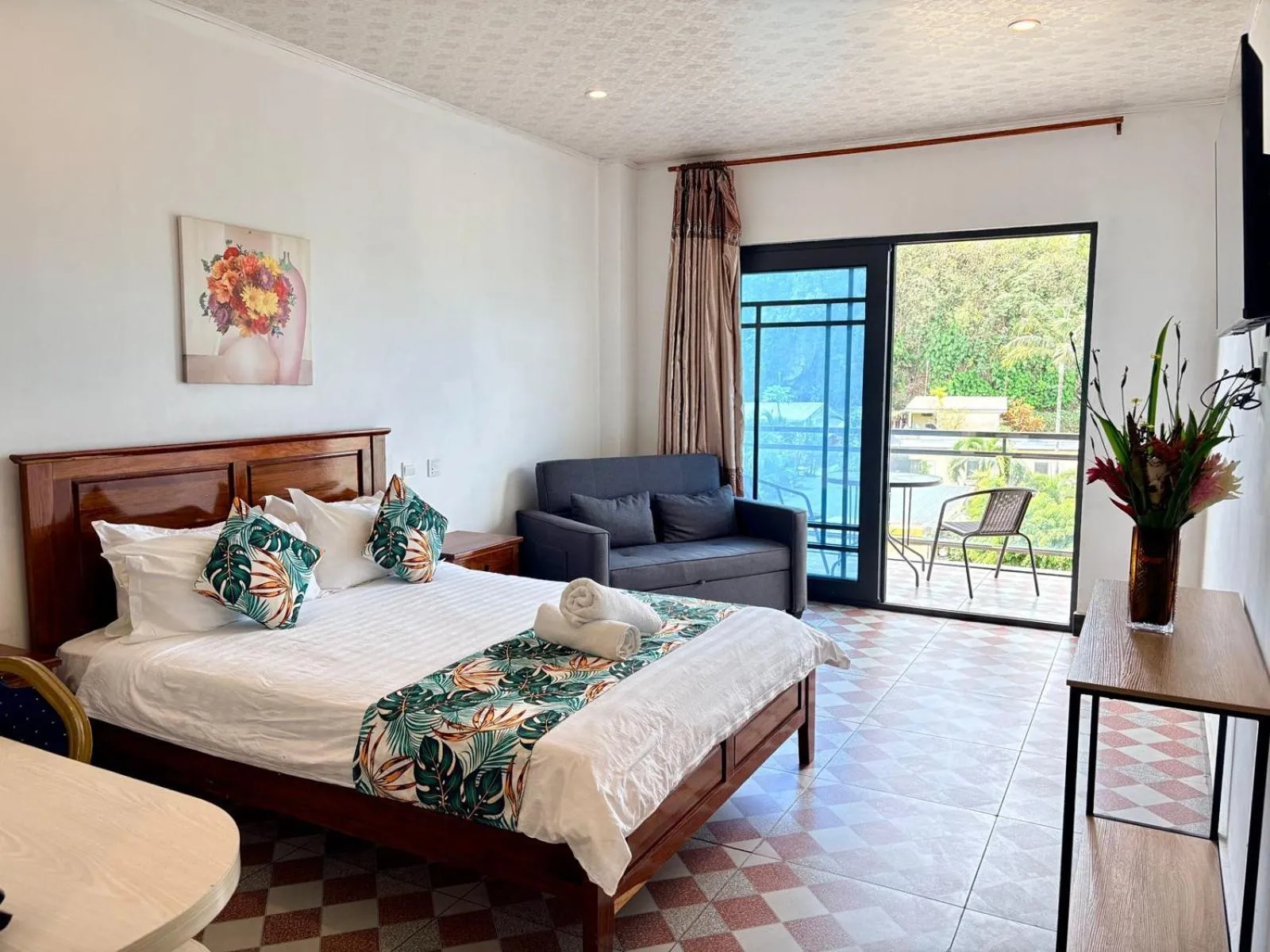 Balcony/Terrace, Bed in Crown Royale Hotel & Lounge