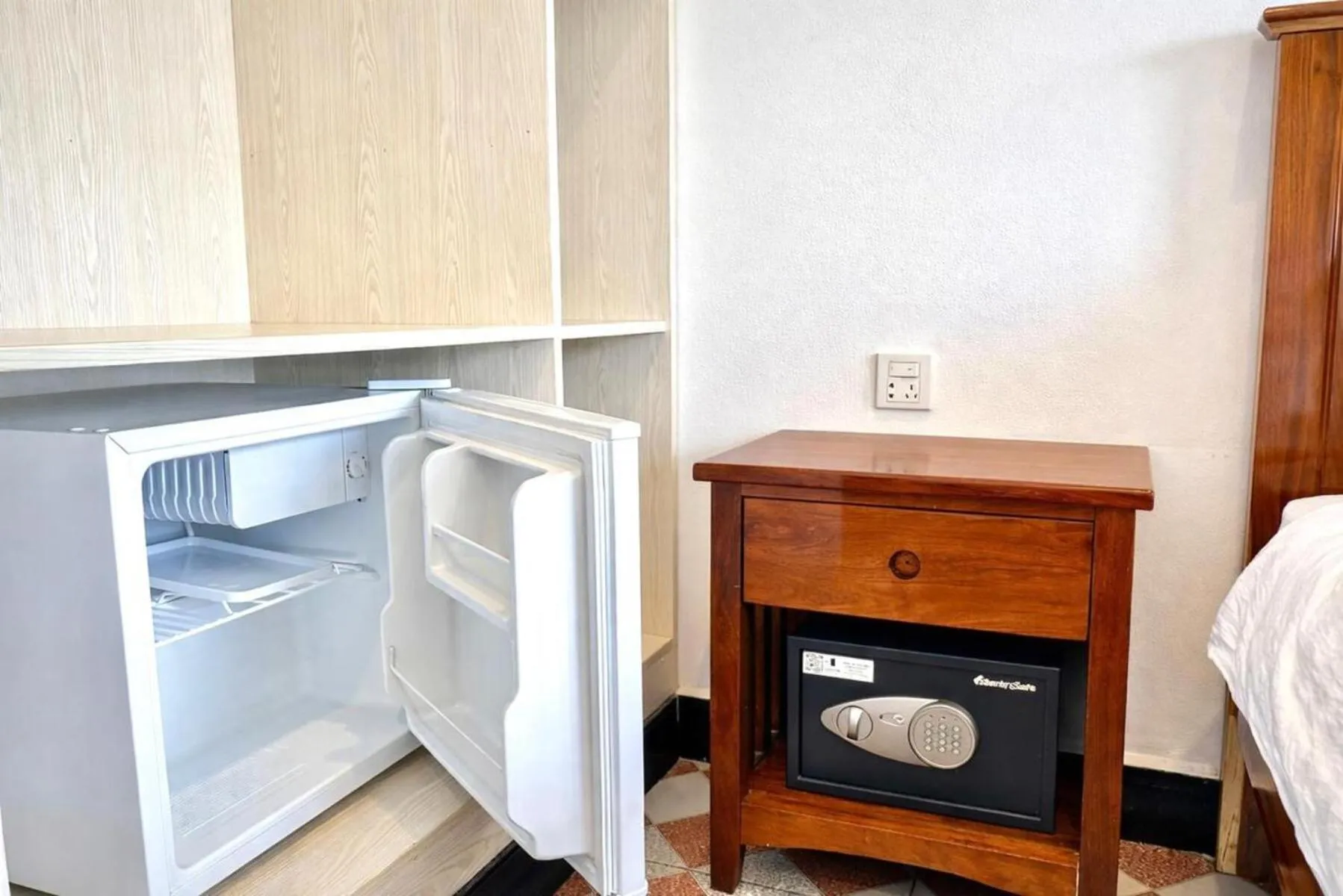 minibar, Bed in Crown Royale Hotel & Lounge