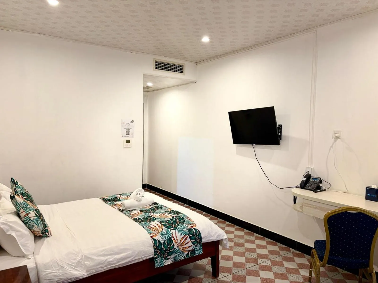 TV and multimedia, Bed in Crown Royale Hotel & Lounge