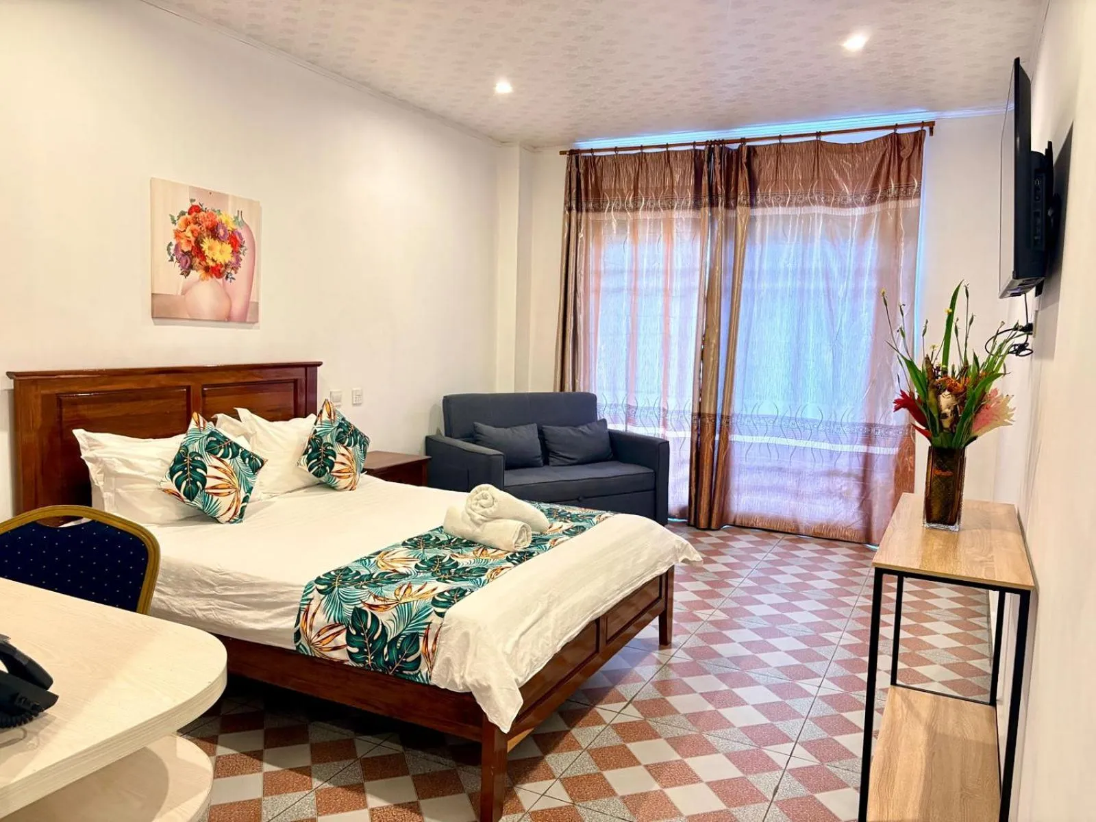 Bedroom, Bed in Crown Royale Hotel & Lounge