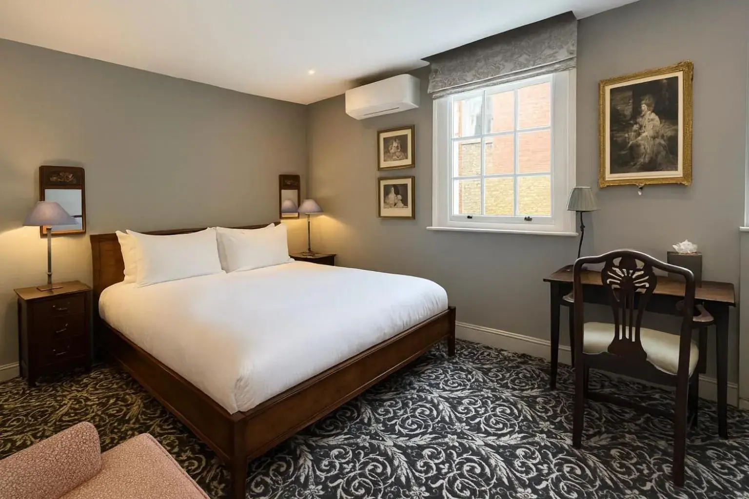 Three-Bedroom Suite in No. 30 Knightsbridge Three-Bedroom Suite in No. 30 Knightsbridge