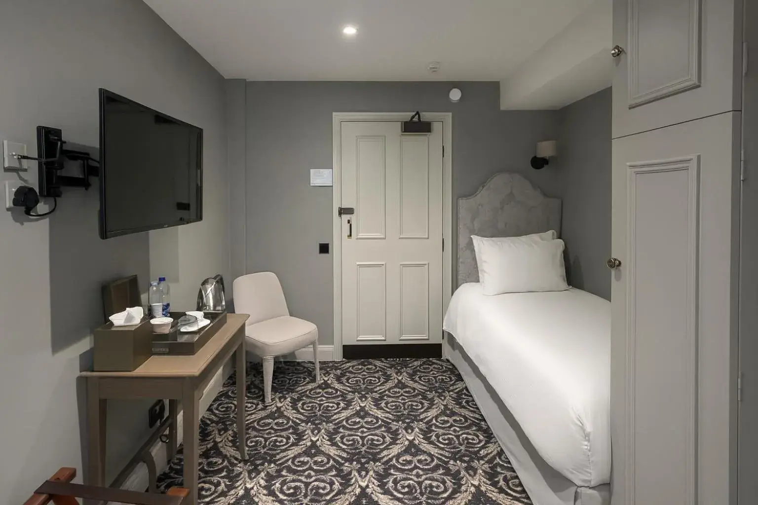 Single Room in No. 30 Knightsbridge Single Room in No. 30 Knightsbridge