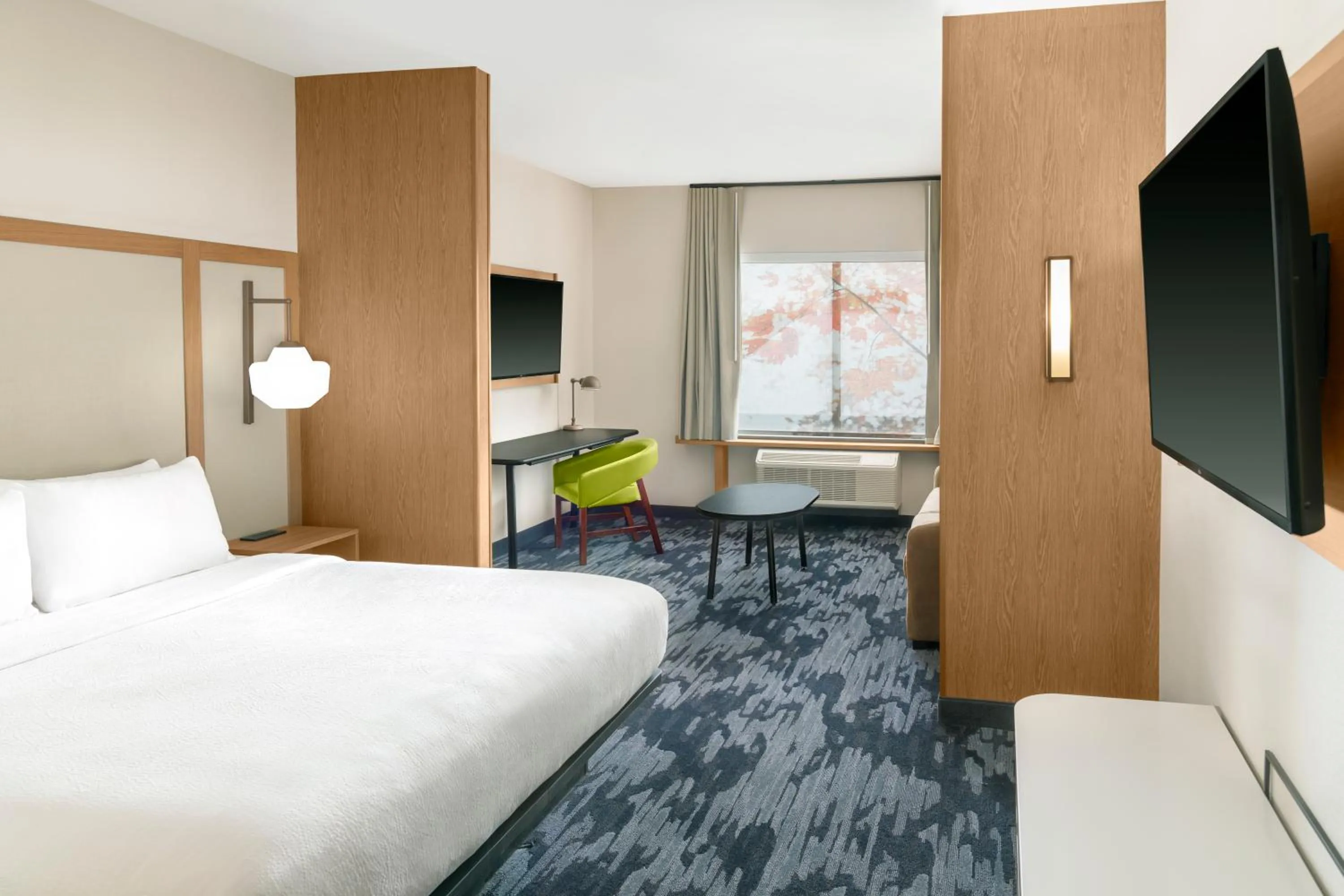 Communal lounge/ TV room, Bed in Fairfield by Marriott Inn & Suites Detroit Taylor