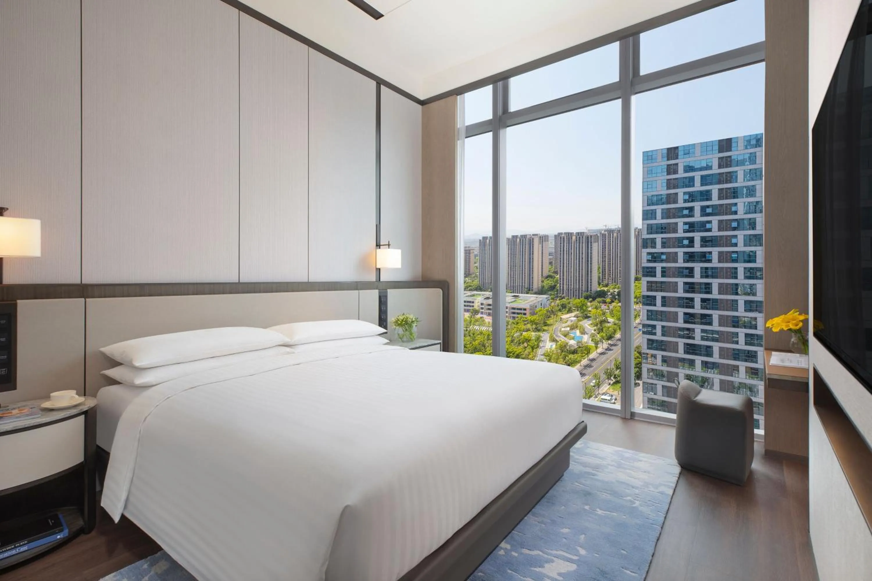 Photo of the whole room, Bed in Marriott Executive Apartments Hangzhou