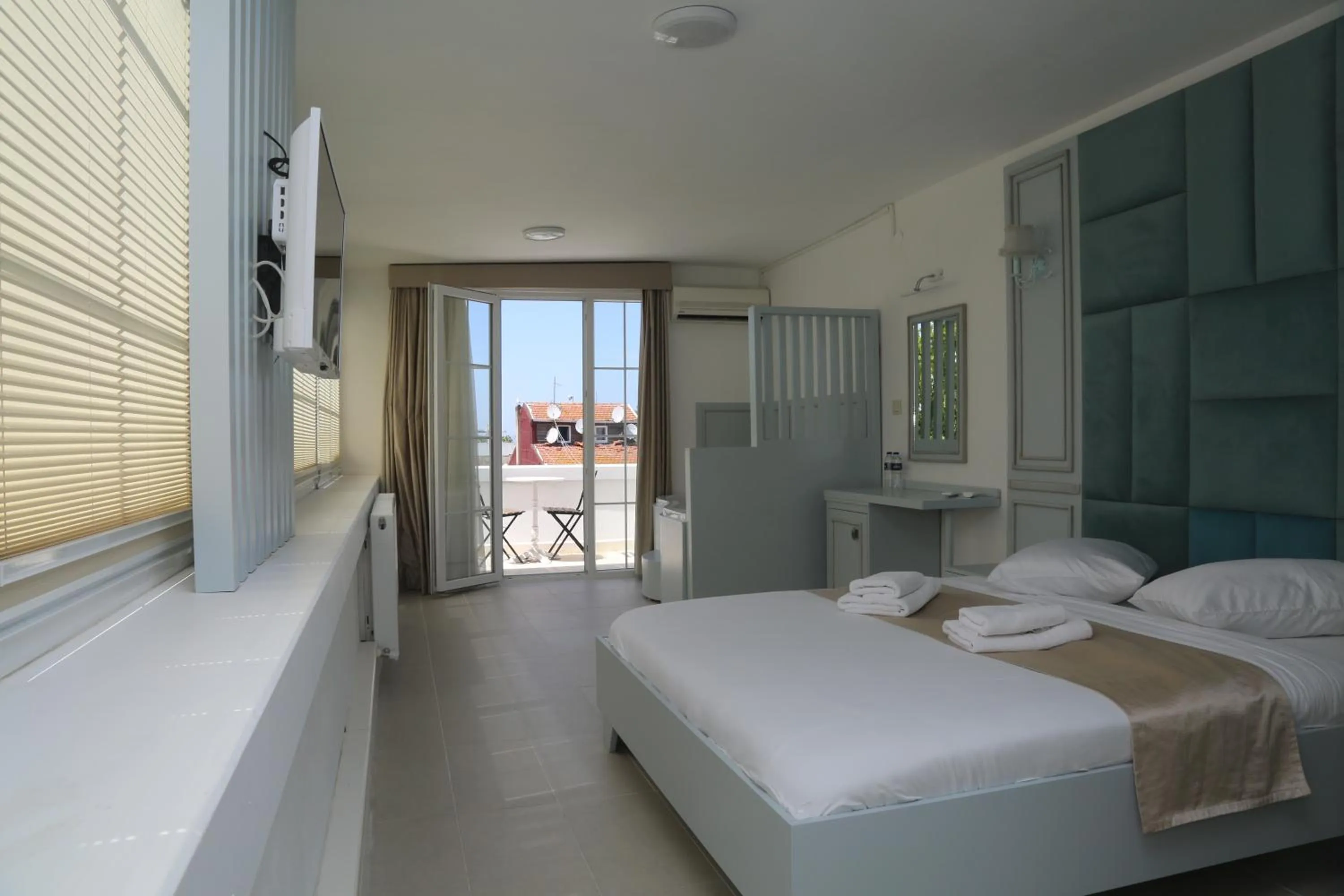 Balcony/Terrace, Bed in Buyukada Cankaya Hotel