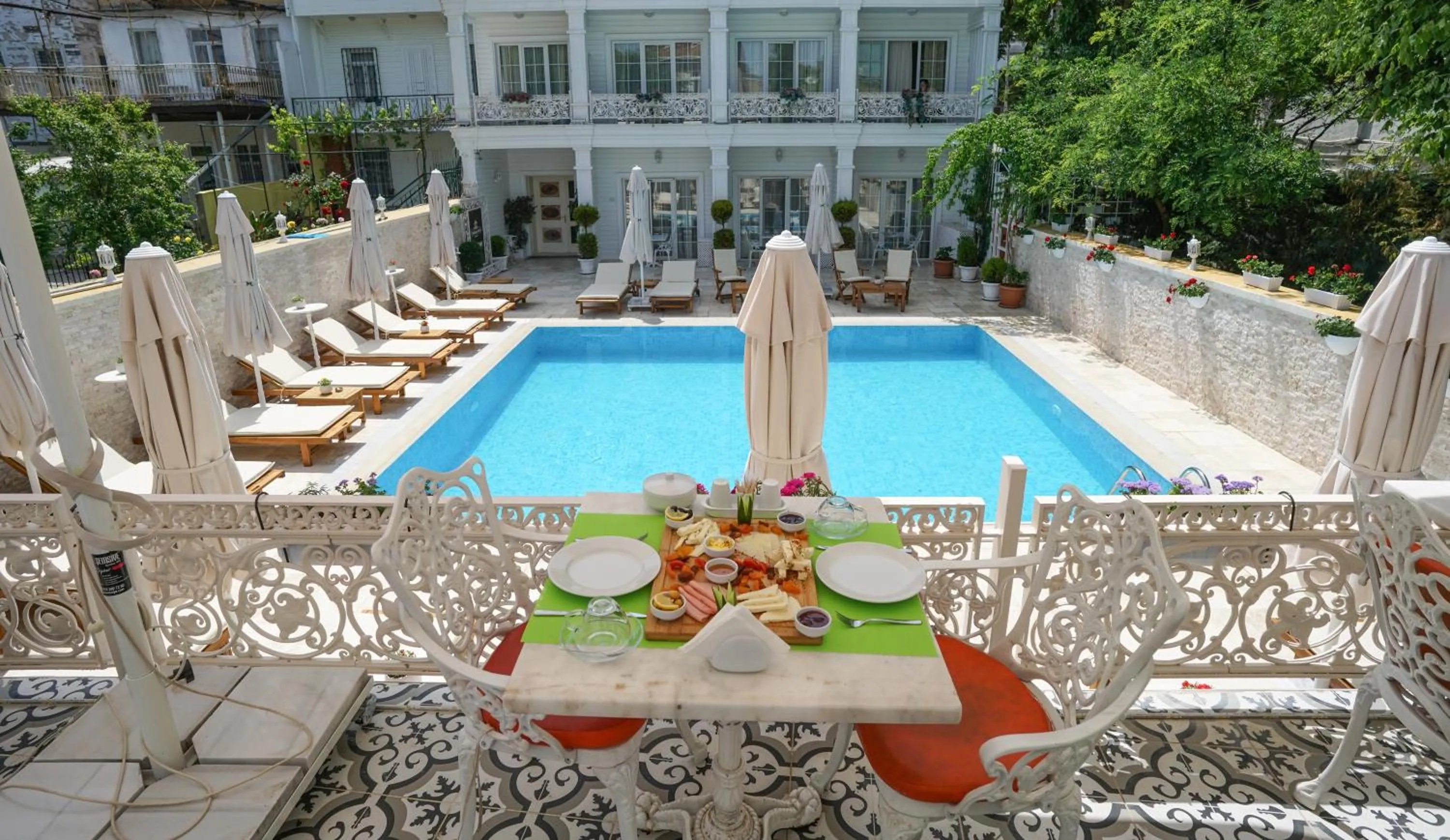 Pool view in Buyukada Cankaya Hotel